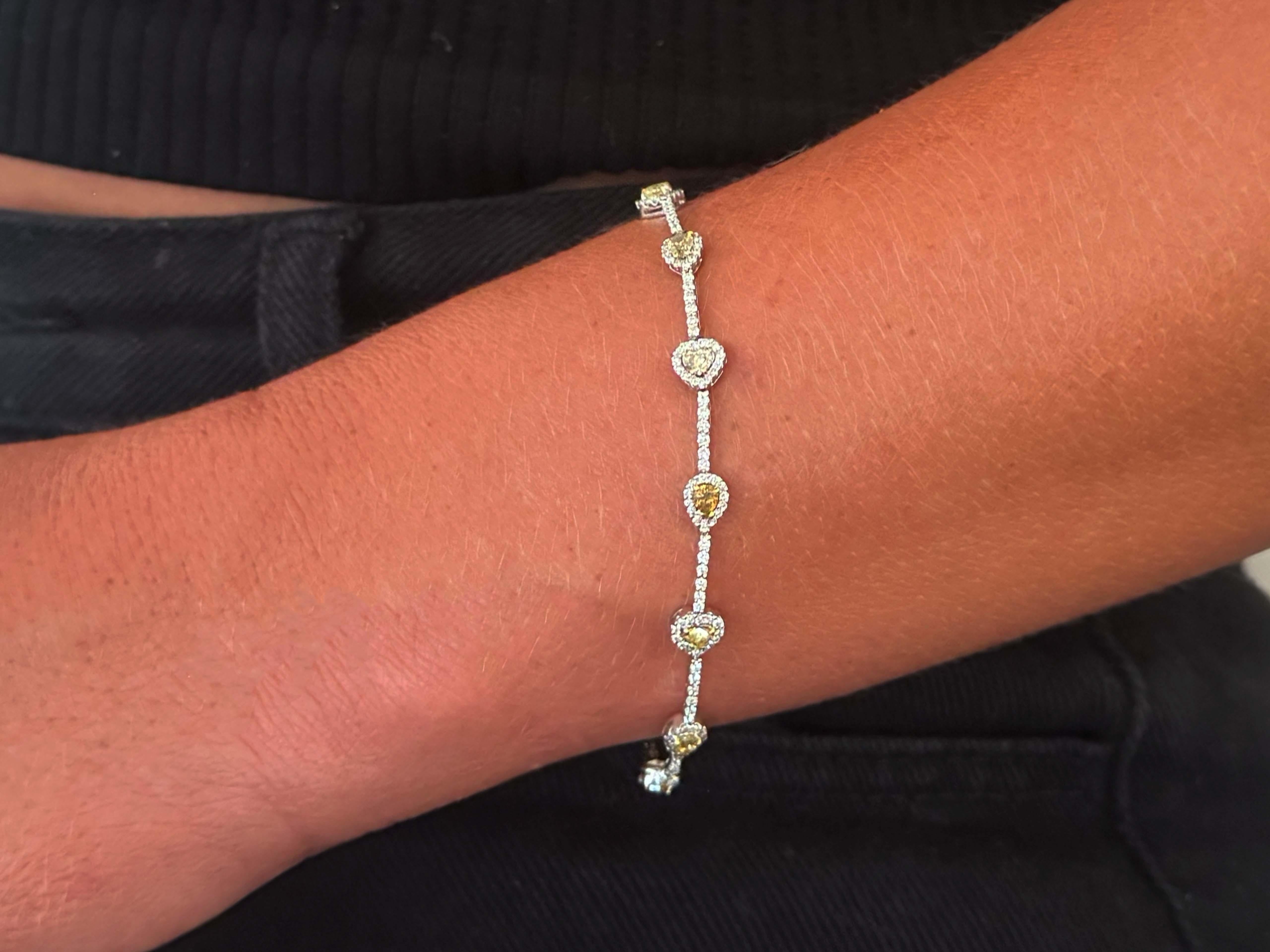 Fancy Yellow Heart Shape Diamond Bracelet 18K White Gold (Moderne) im Angebot