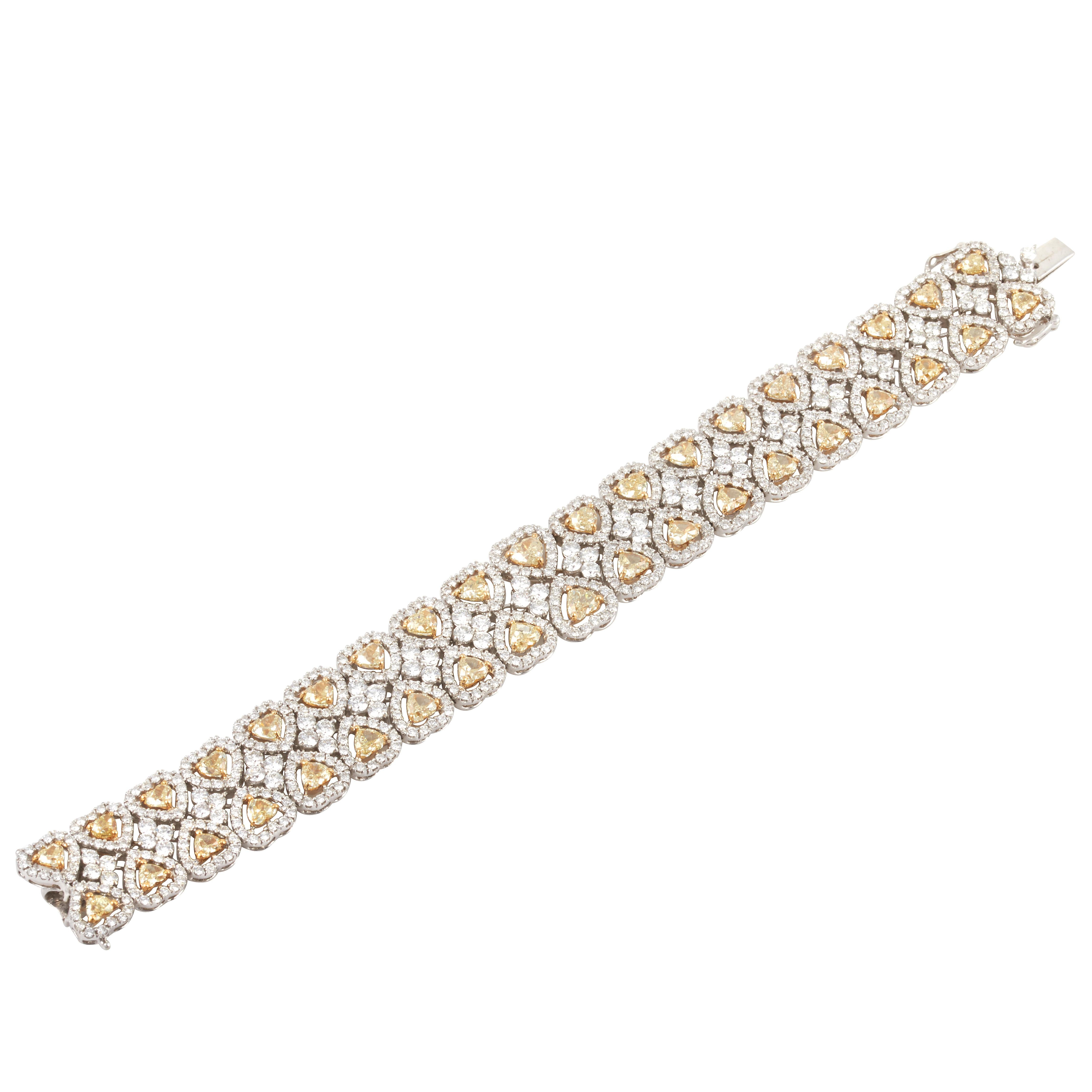 Manschettenarmband im Manschettenarmbandstil, gelber herzförmiger Diamant mit weißen Diamant Halos (Herzschliff) im Angebot