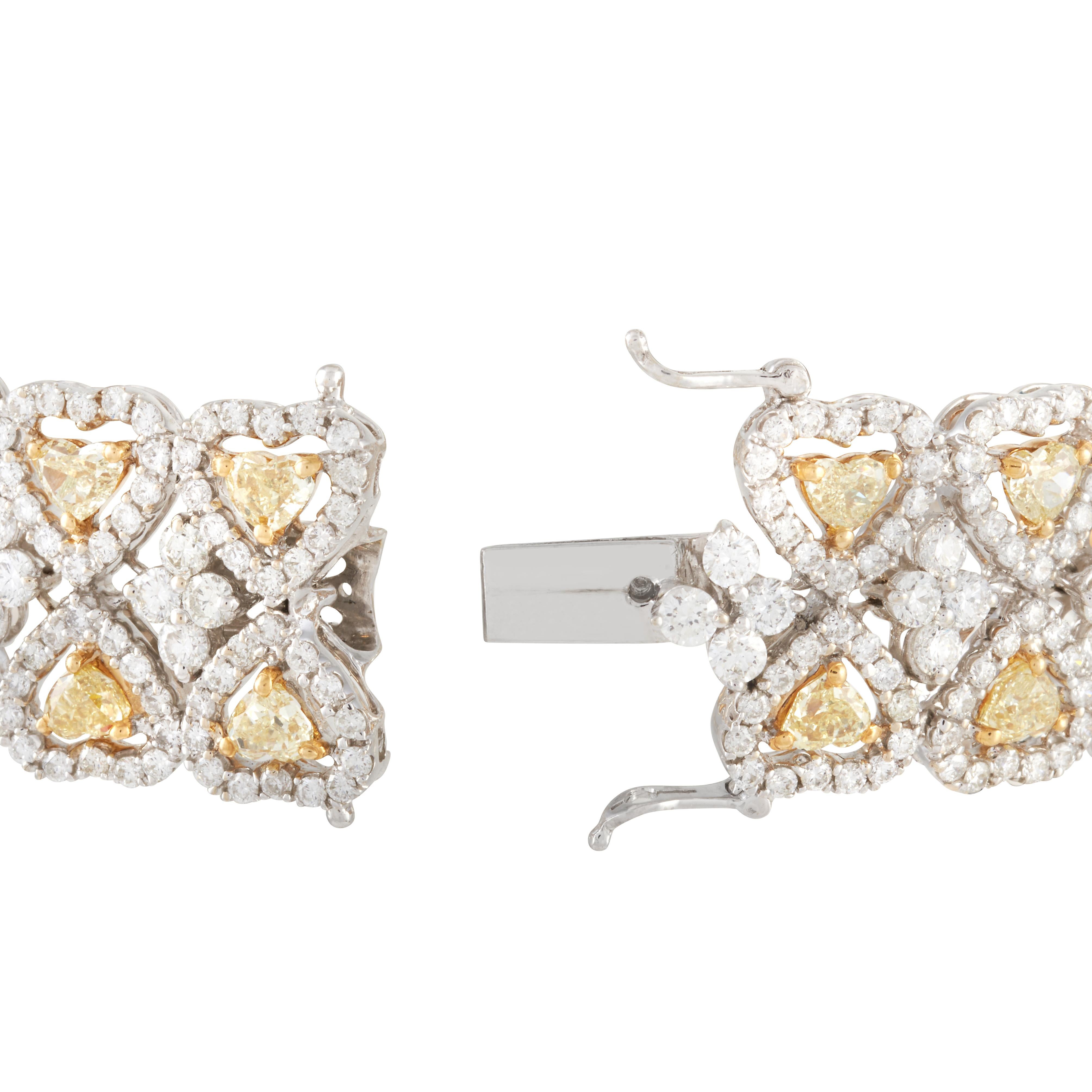 Bracelet manchette fantaisie en forme de cœur en diamant jaune élégant avec halo de diamants blancs Bon état - En vente à Philadelphia, PA