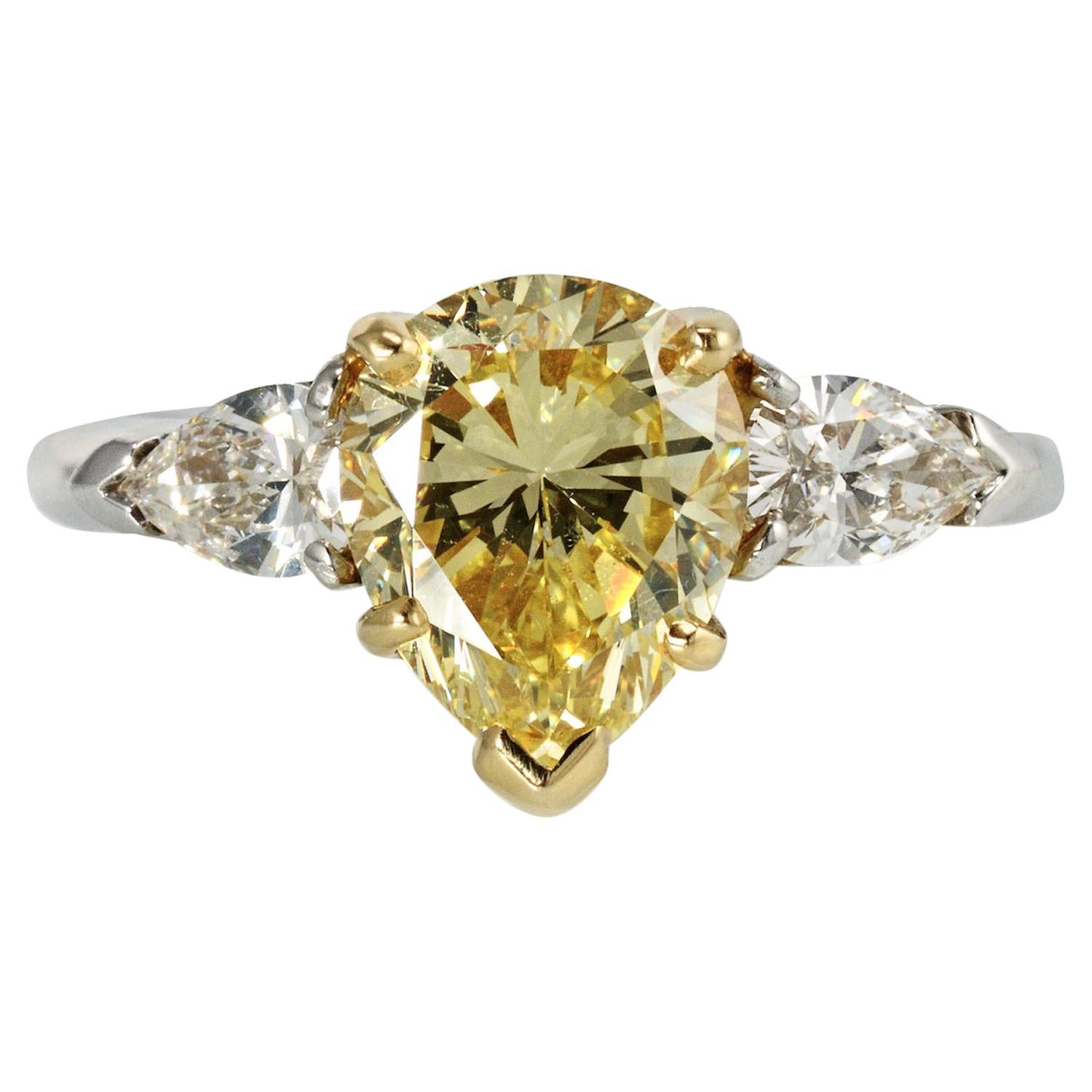Bague de fiançailles fantaisie en diamant jaune intense en forme de poire