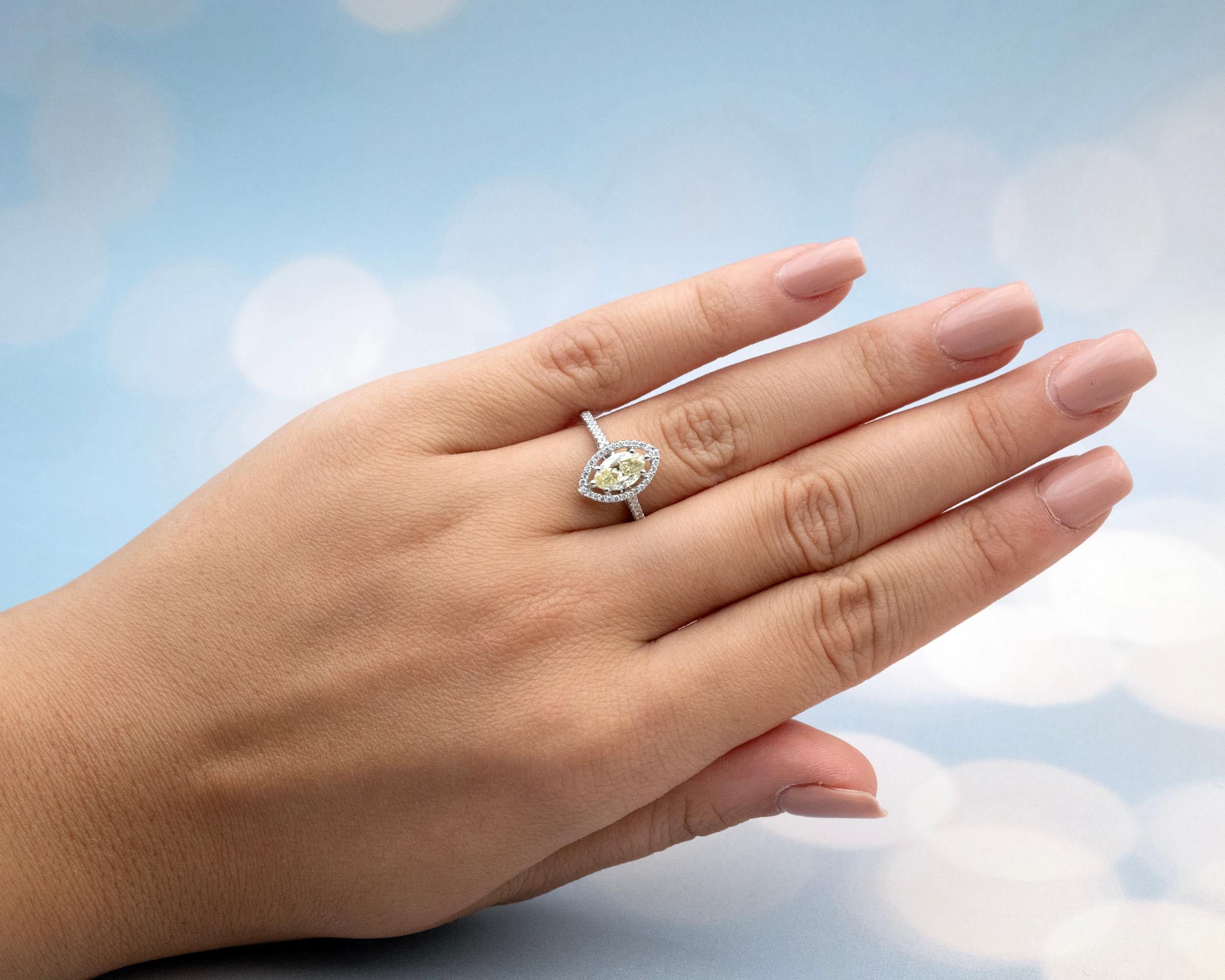 Verlobungsring mit Fancy-Yellow Marquise-Diamant-Halo aus 18 Karat Gold (Marquiseschliff) im Angebot