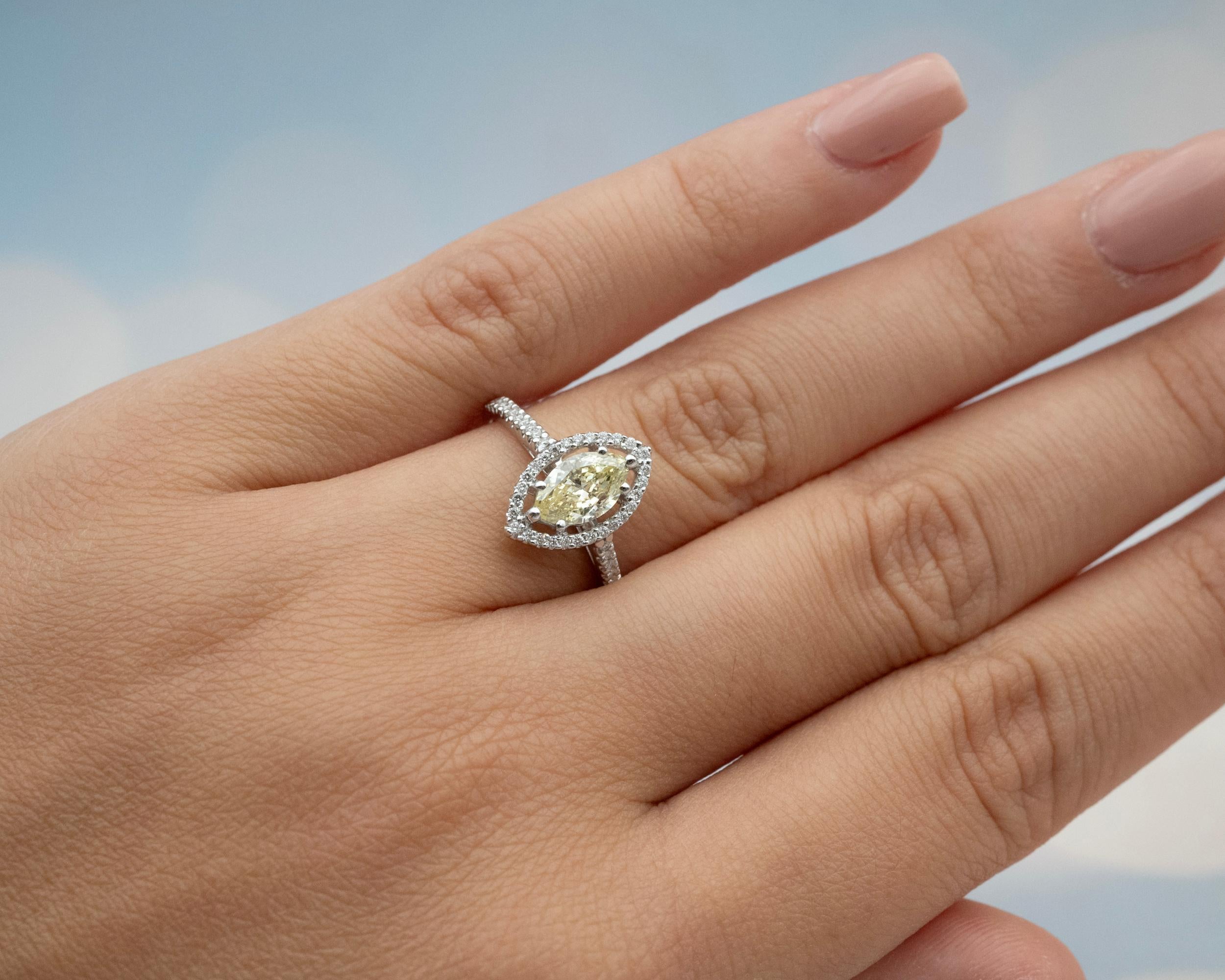 Verlobungsring mit Fancy-Yellow Marquise-Diamant-Halo aus 18 Karat Gold im Zustand „Neu“ im Angebot in Monte Carlo, MC