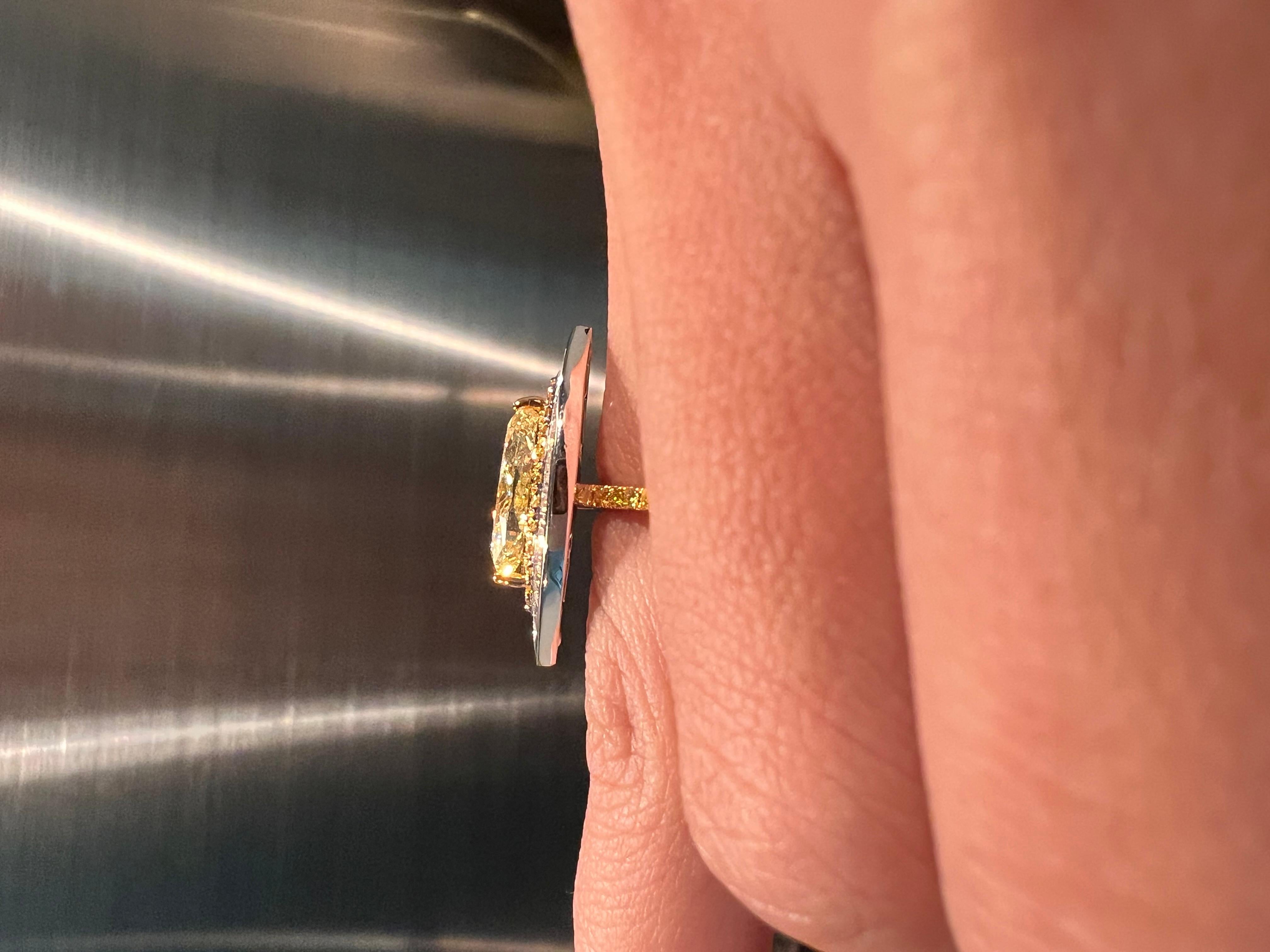 Fancy Yellow Marquise Diamond Ring In New Condition For Sale In Bangkok, TH