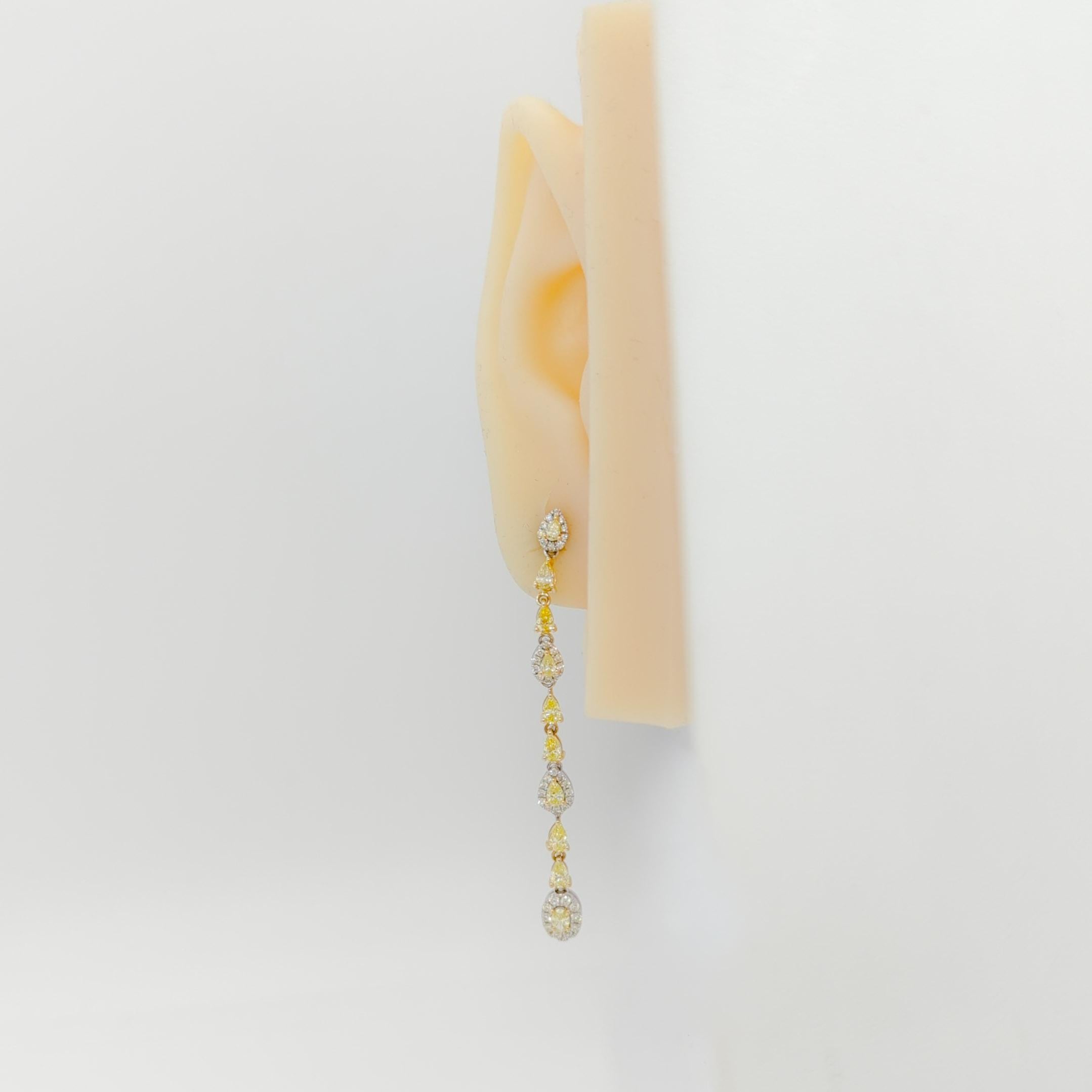 Splendide forme a pera con diamanti gialli fantasia da 1,80 ct. (20 pietre) e tondi con diamanti bianchi da 0,58 ct.  Realizzato a mano in oro giallo e bianco 14 carati.