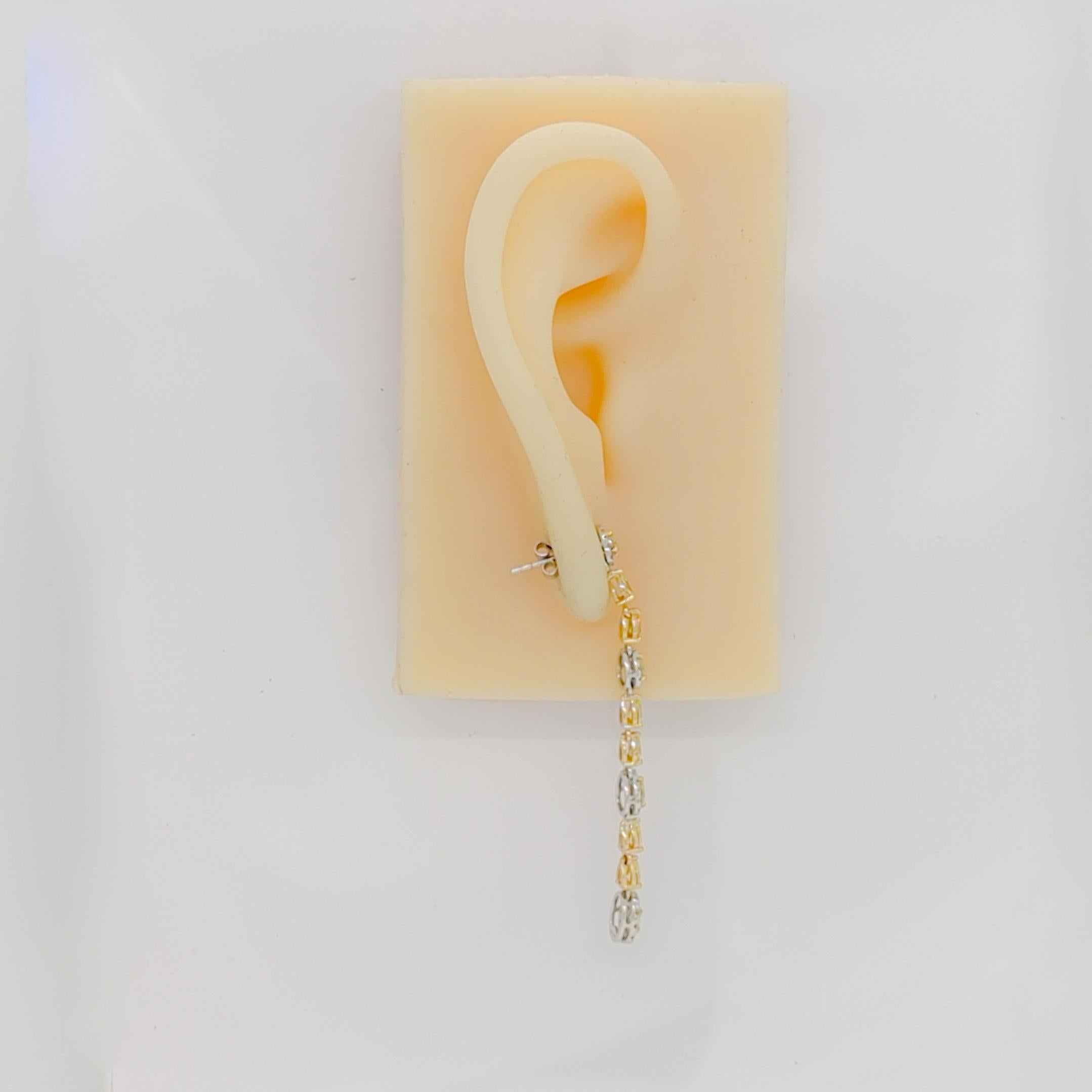 Taglio a goccia Orecchini pendenti con pera gialla e diamante bianco rotondo in oro 14K a due toni in vendita