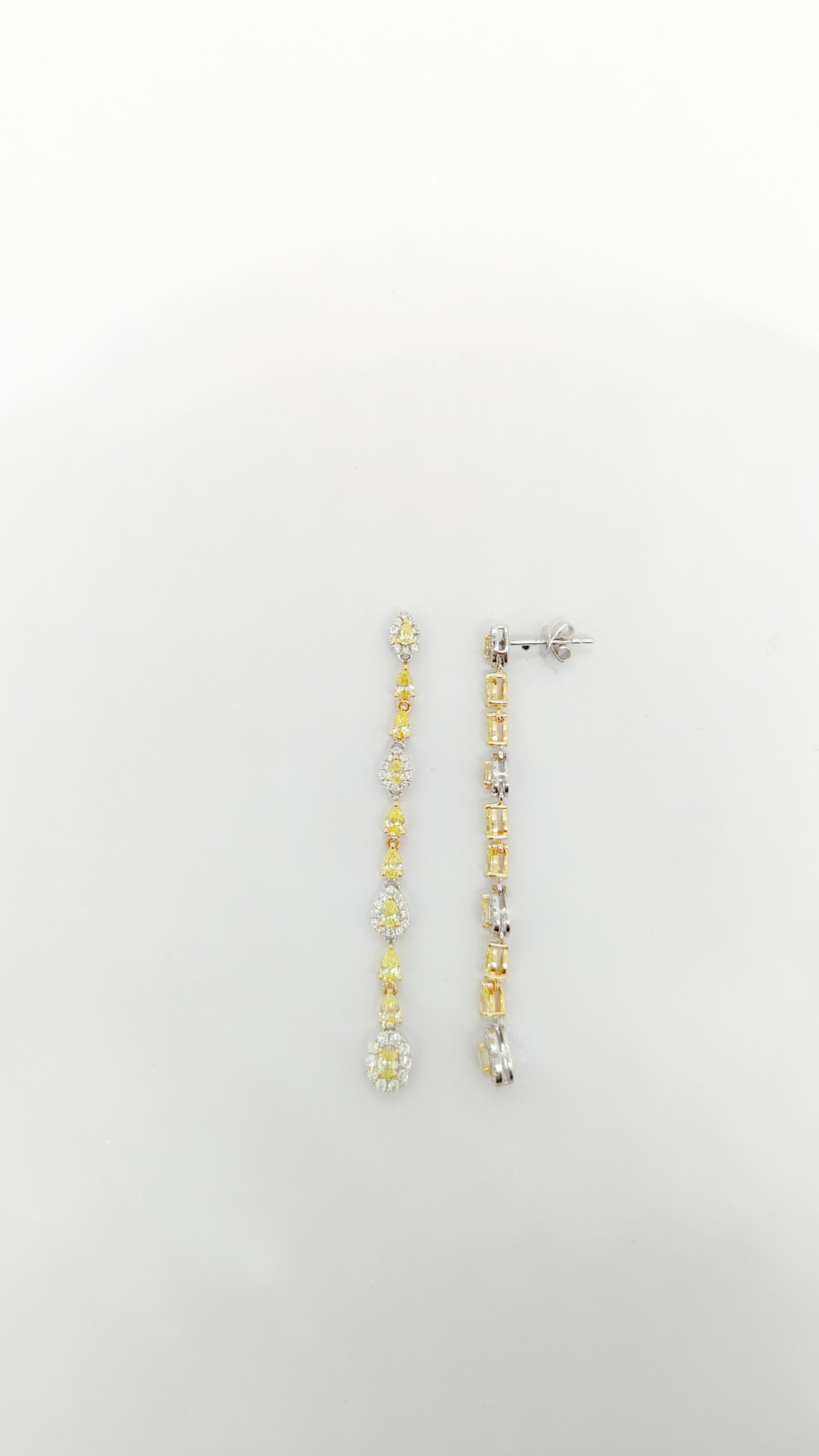 Orecchini pendenti con pera gialla e diamante bianco rotondo in oro 14K a due toni In condizioni Nuovo in vendita a Los Angeles, CA