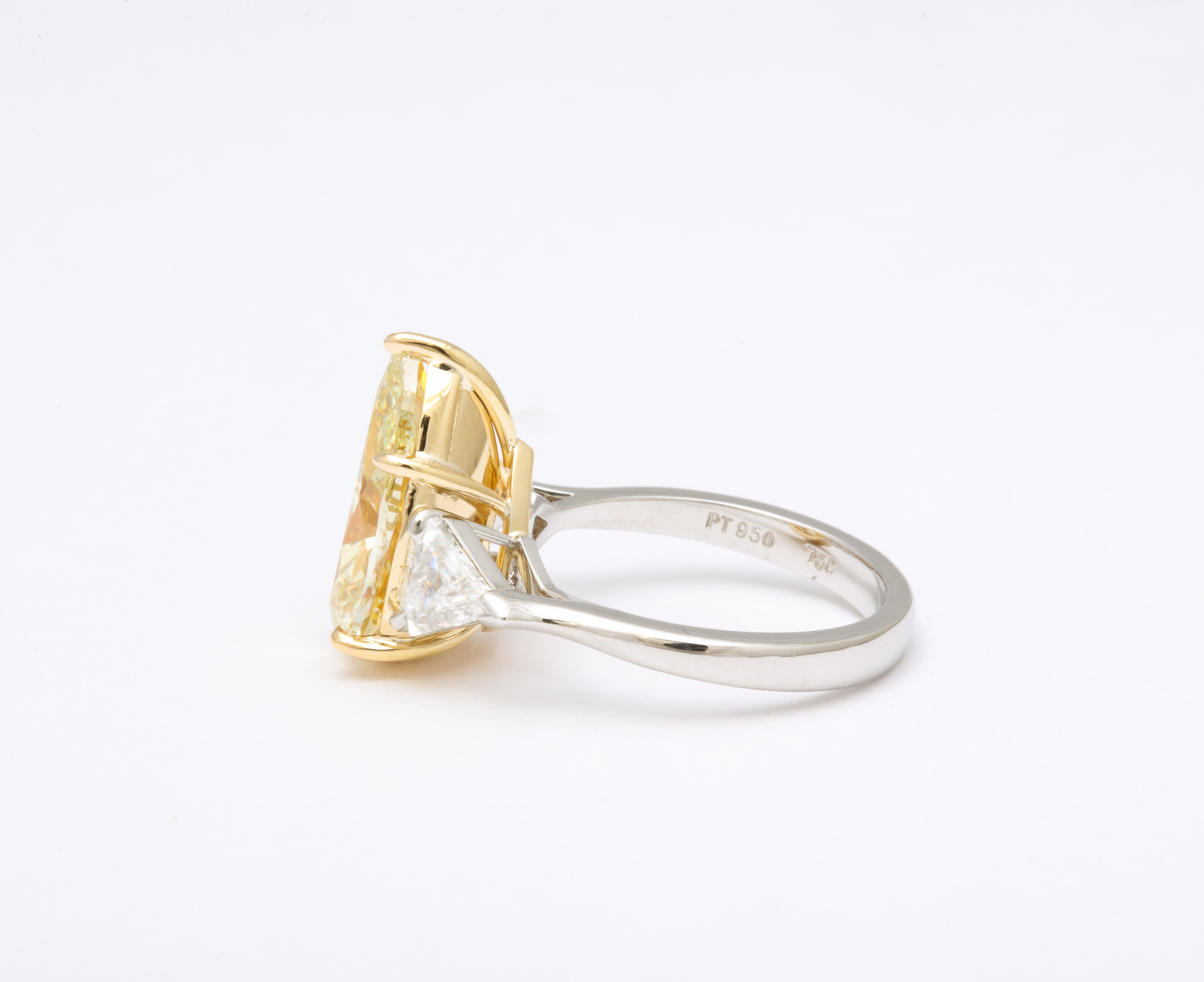 Fancy Yellow Pear Shape Yellow Diamond Ring In New Condition For Sale In New York, NY