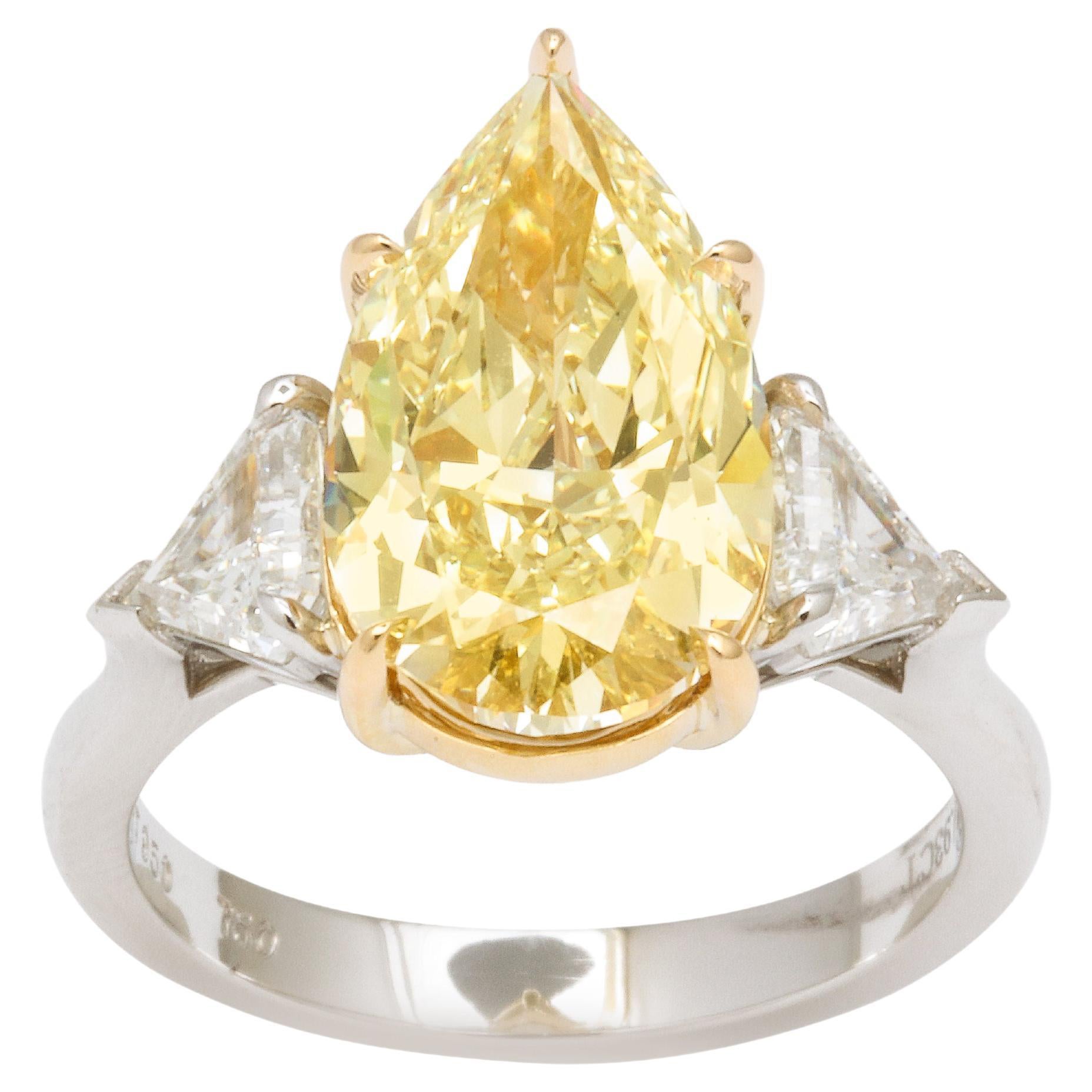 Anello con diamante giallo a forma di pera