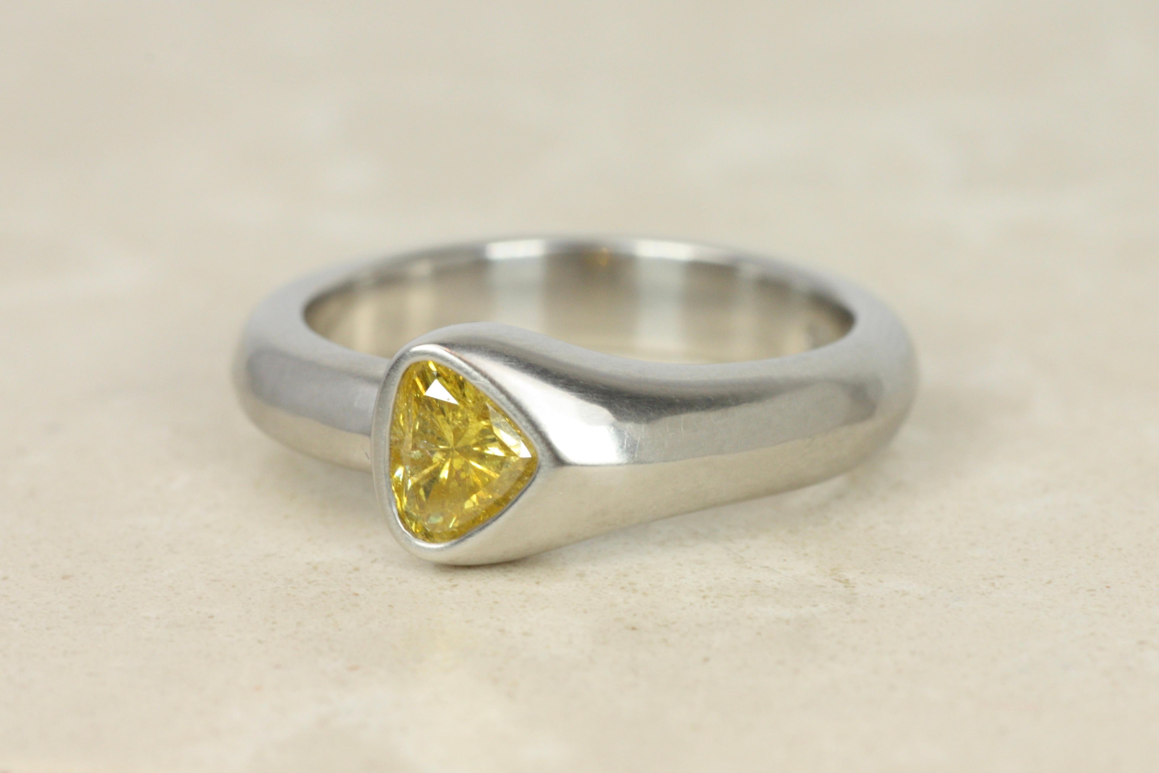 Anillo solitario con bisel asimétrico de diamantes amarillos fantasía en forma de pera en oro de 22 quilates Corte pera en venta