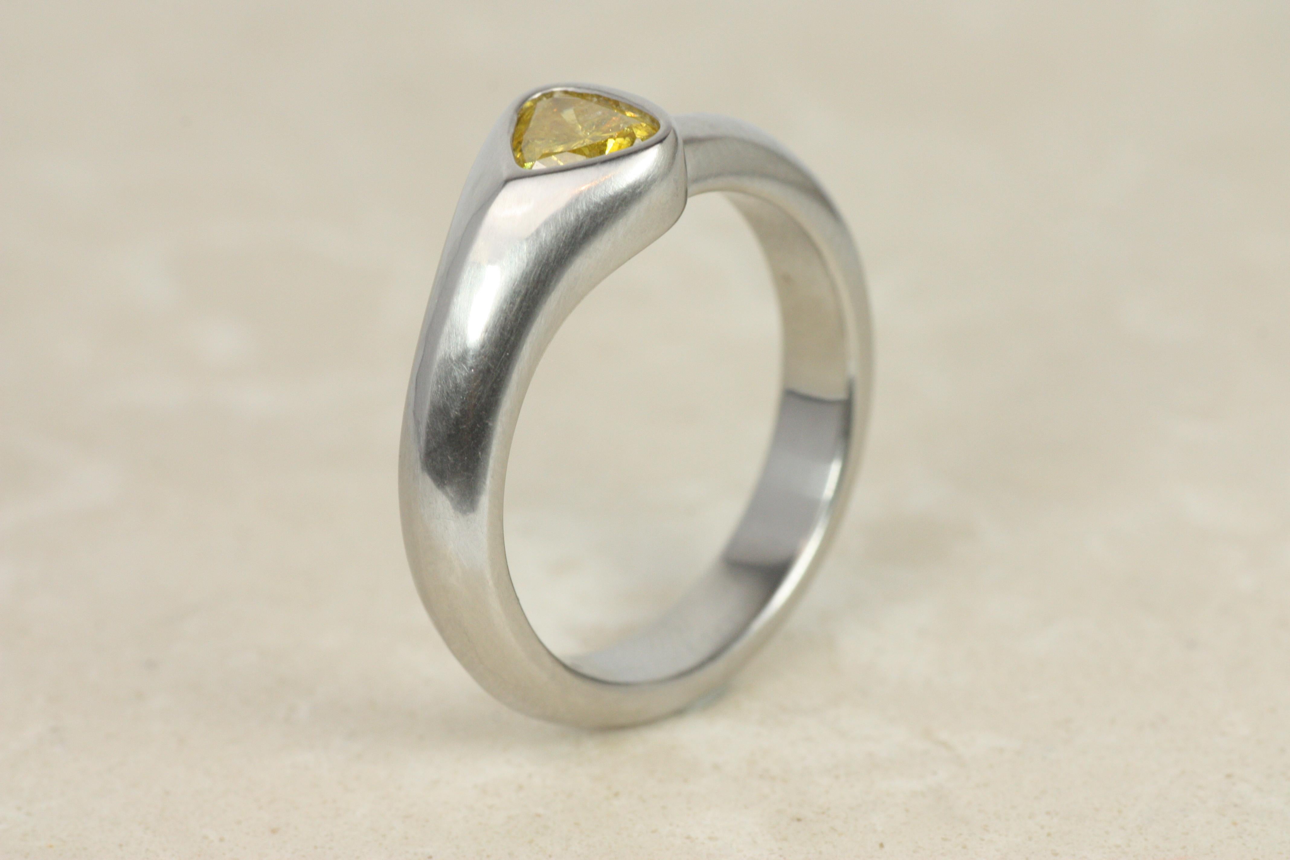 Anillo solitario con bisel asimétrico de diamantes amarillos fantasía en forma de pera en oro de 22 quilates en Nuevo estado para la venta en Santa Monica, CA
