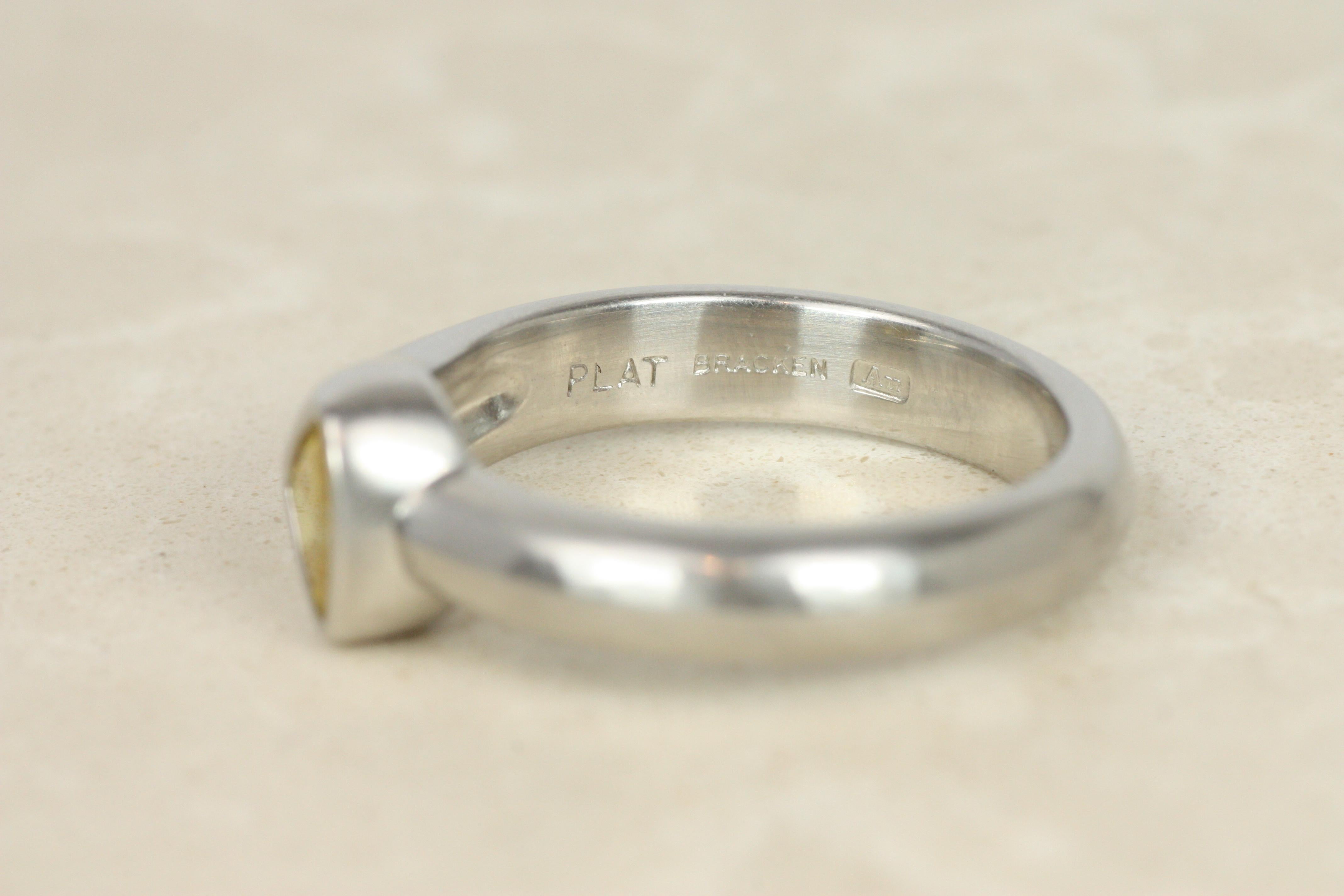 De las mujeres Anillo solitario con bisel asimétrico de diamantes amarillos fantasía en forma de pera en oro de 22 quilates en venta