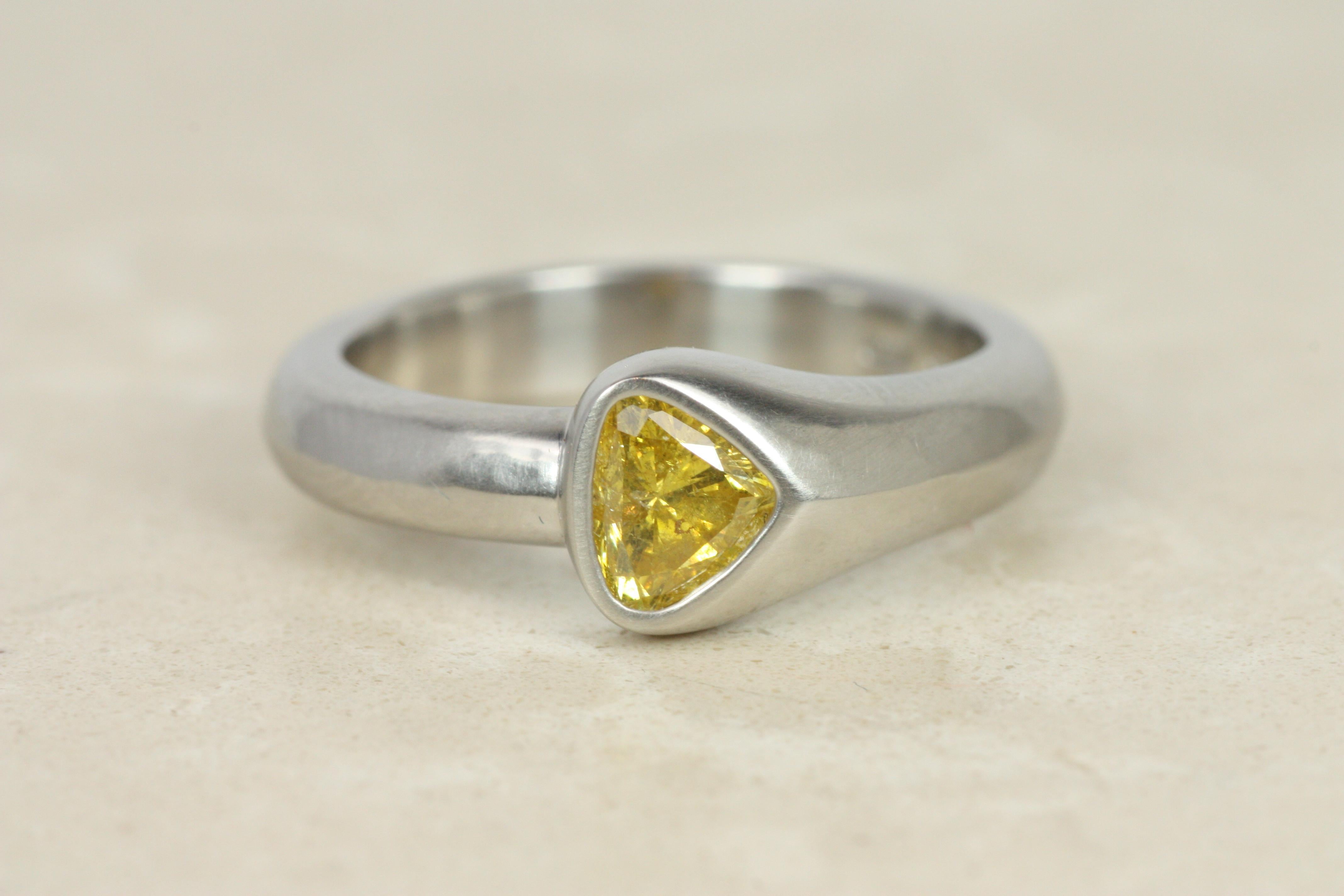 Anillo solitario con bisel asimétrico de diamantes amarillos fantasía en forma de pera en oro de 22 quilates en venta 1
