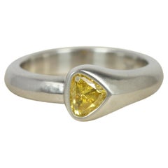 Asymmetrischer Solitär-Ring aus 22 Karat Gold mit gelbem birnenförmigem Fancy-Diamant und asymmetrischer Lünette