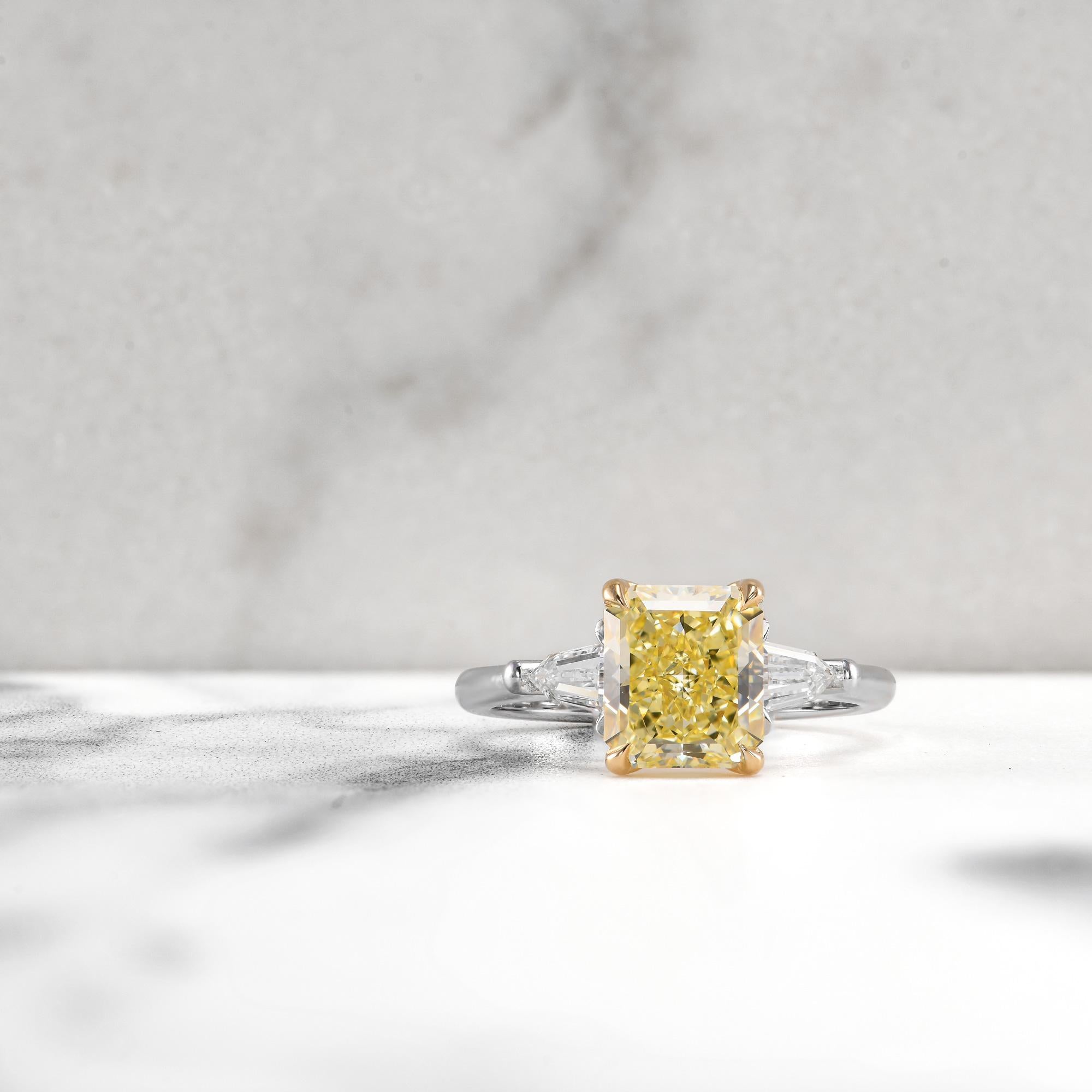 Fancy Yellow Radiant 2,27cts GIA zertifiziert Drei-Stein-Diamant-Ring Damen im Angebot
