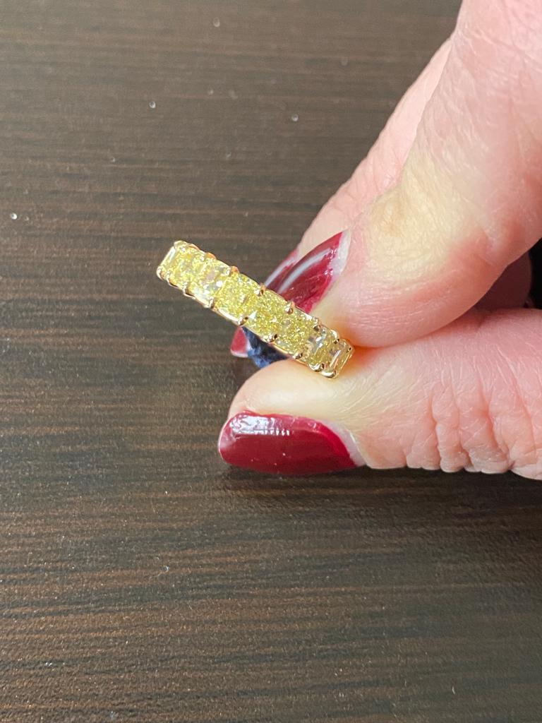 Fancy Yellow Radiant Cut Eternity Band 7 Karat im Angebot 1