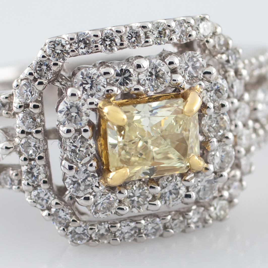 Fancy Yellow Radiant Diamond 18 Karat Two-Tone Gold Halo Ring im Zustand „Neu“ in Sherman Oaks, CA