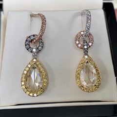 Pendientes Halo de Diamantes Fancy Yellow Rose-Cut, Fancy Pink, Blue Diamond y Bail Enhancer
