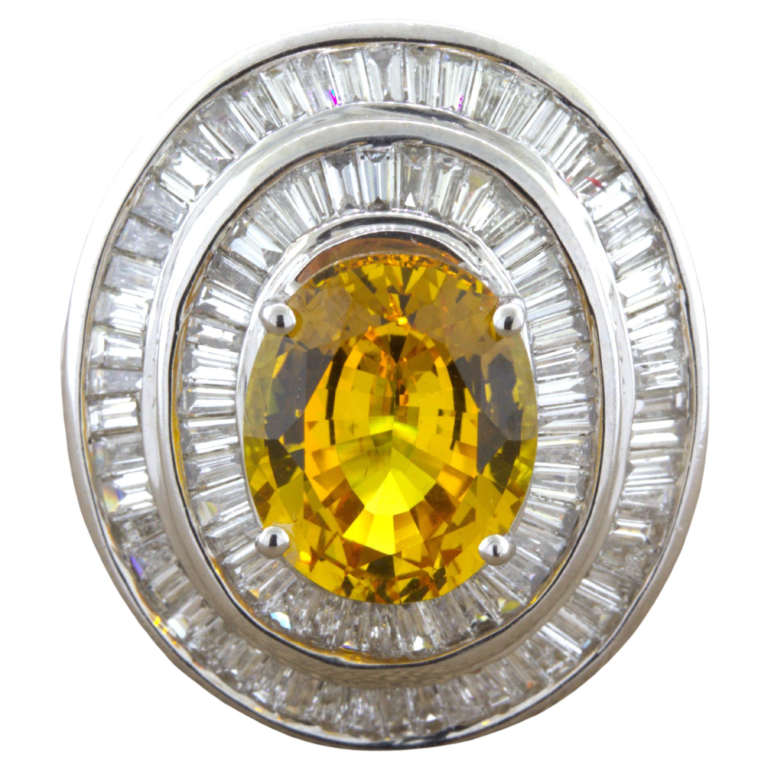 Bague en or blanc 18 carats à double halo de saphirs jaunes fantaisie et de diamants en vente