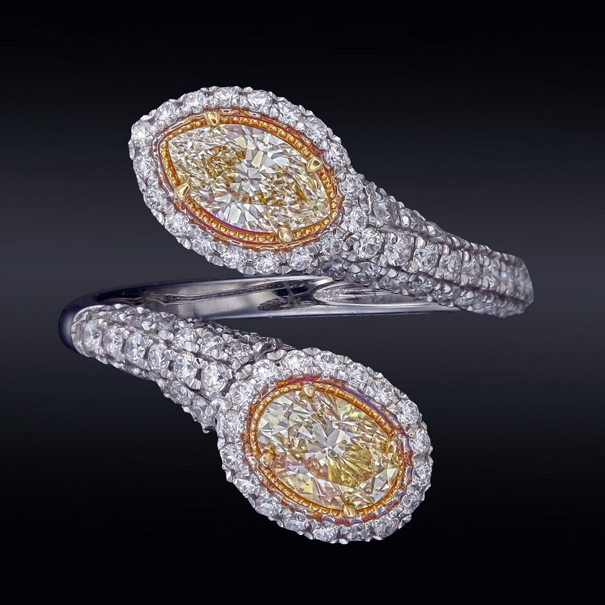 Anello in oro bianco 18 carati con diamanti
  
  Colore e caratura dell'oro: Oro bianco 18kt
  Peso: 3,797 grammi
  
  Imposta con...
  Tipo di pietra: Diamante
  Forma: Ovale e Marquise
  Carati: 1,00 
  Colore: Giallo fantasia 
  Chiarezza: VS-SI
