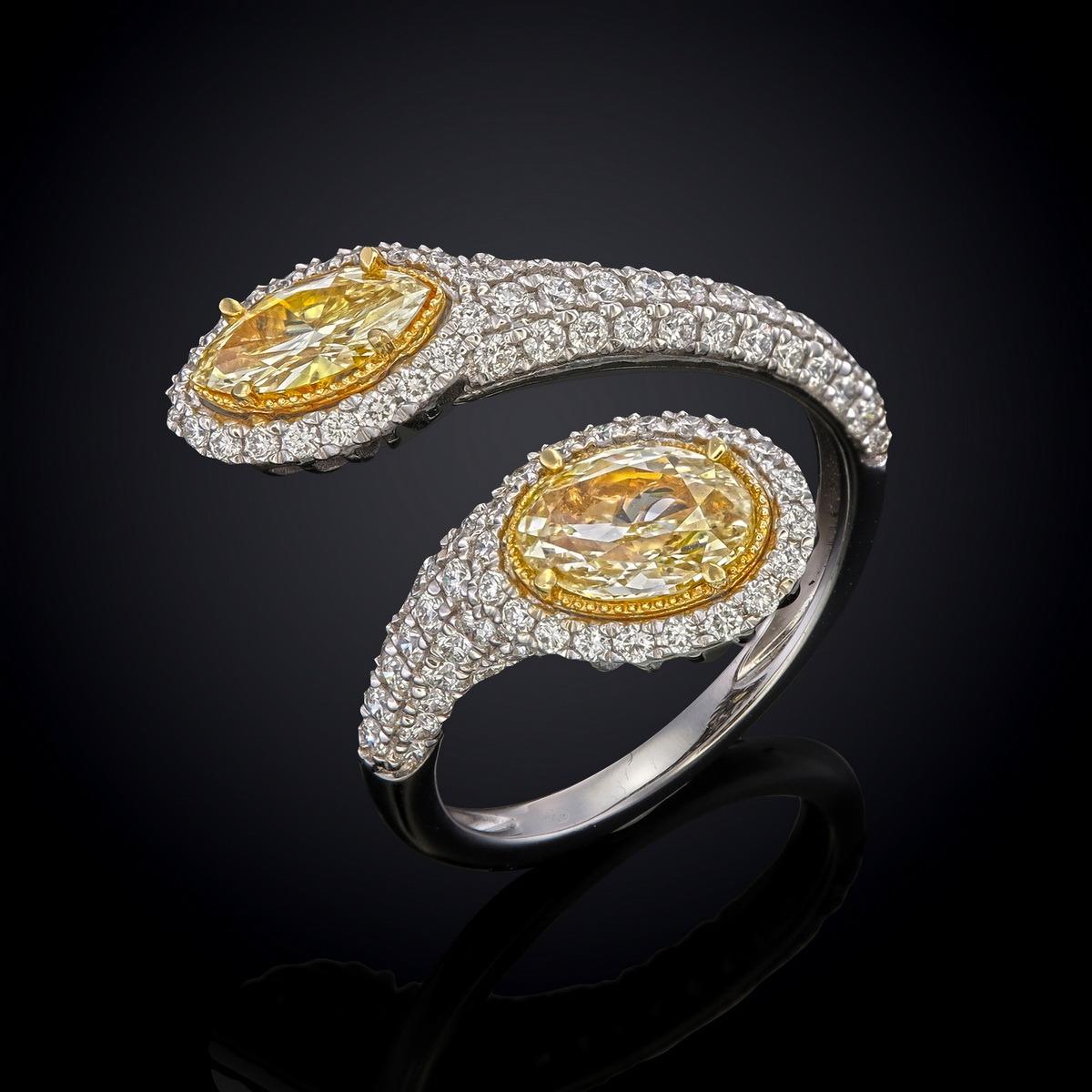 Taglio ovale Anello con diamante giallo fantasia di purezza VS-SI in vendita