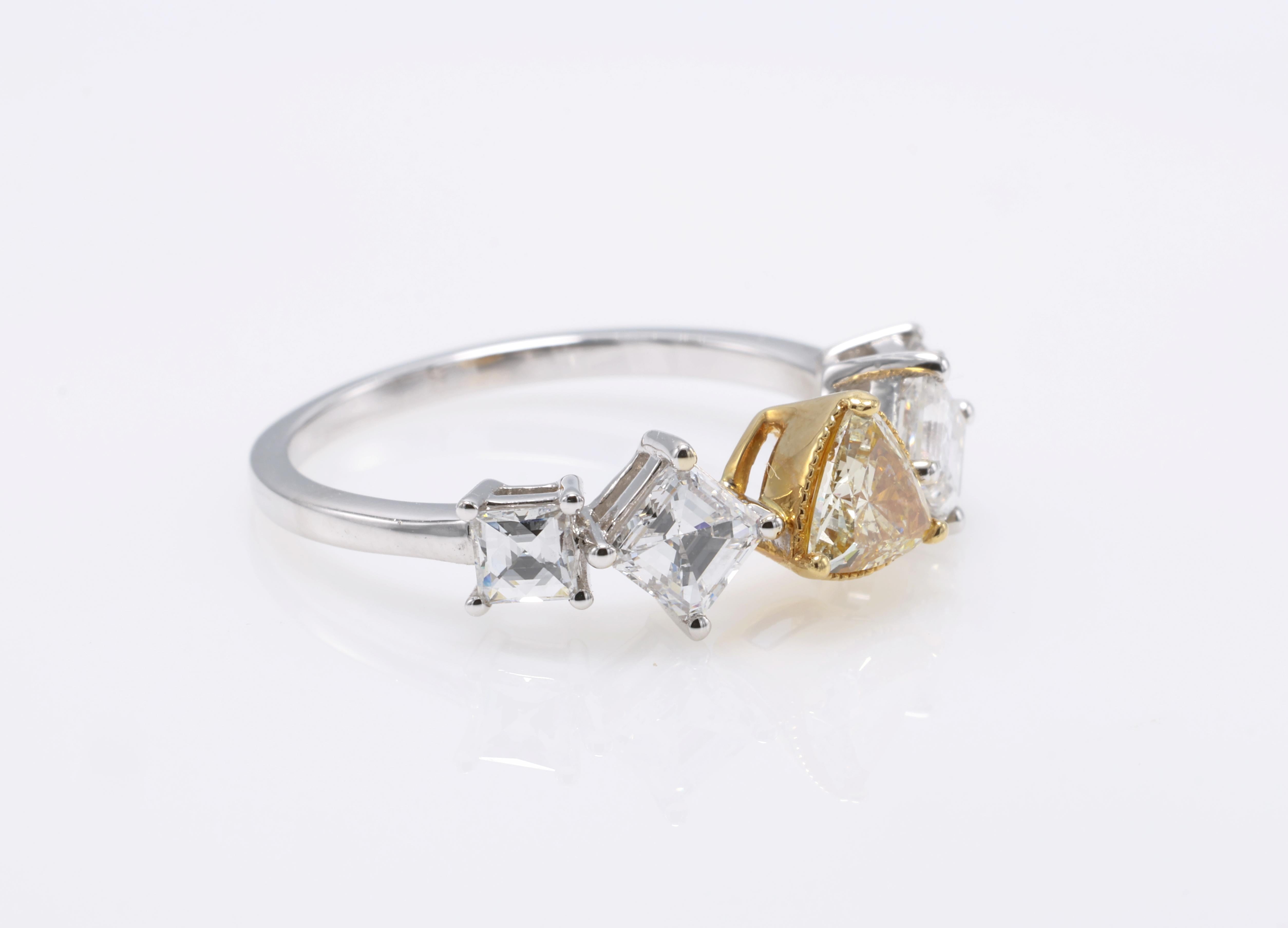 Women's or Men's Fancy Yellow VVS-VS Clarity Diamond Ring For Sale