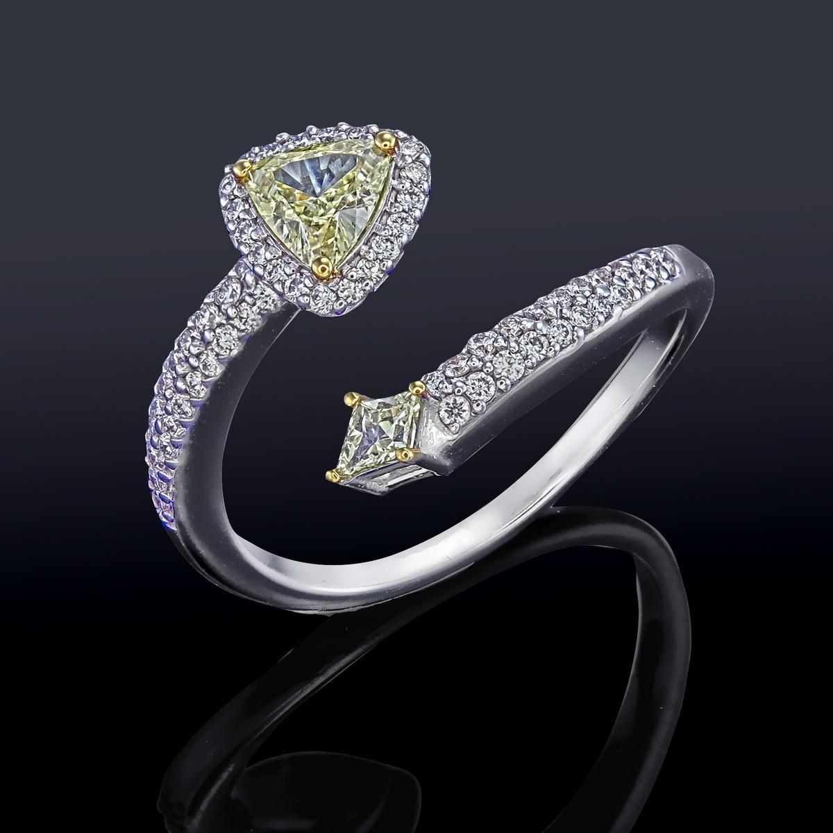 Fancy Yellow VVS - VS Clariy Diamond Ring In New Condition For Sale In บางรัก, TH