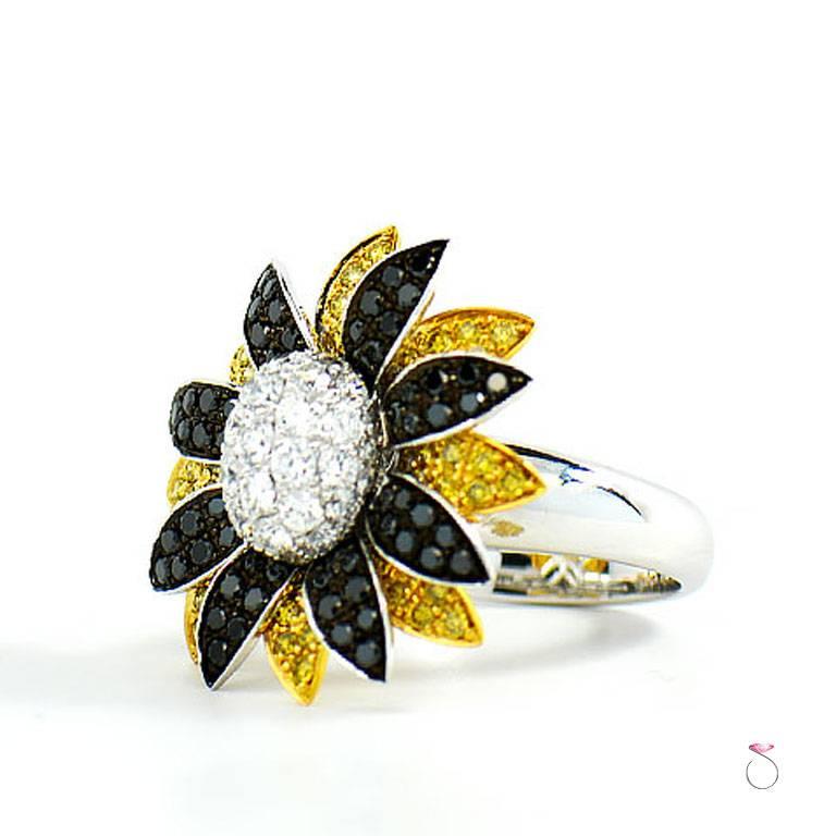 Taille ronde Bague à fleur en diamants jaunes, blancs et noirs fantaisie en vente