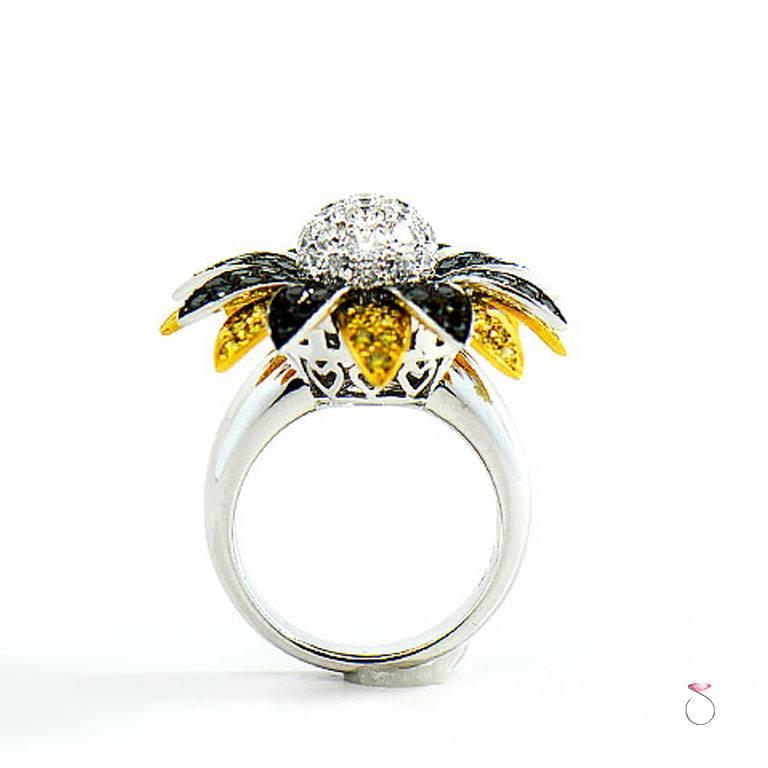 Bague à fleur en diamants jaunes, blancs et noirs fantaisie en vente 3