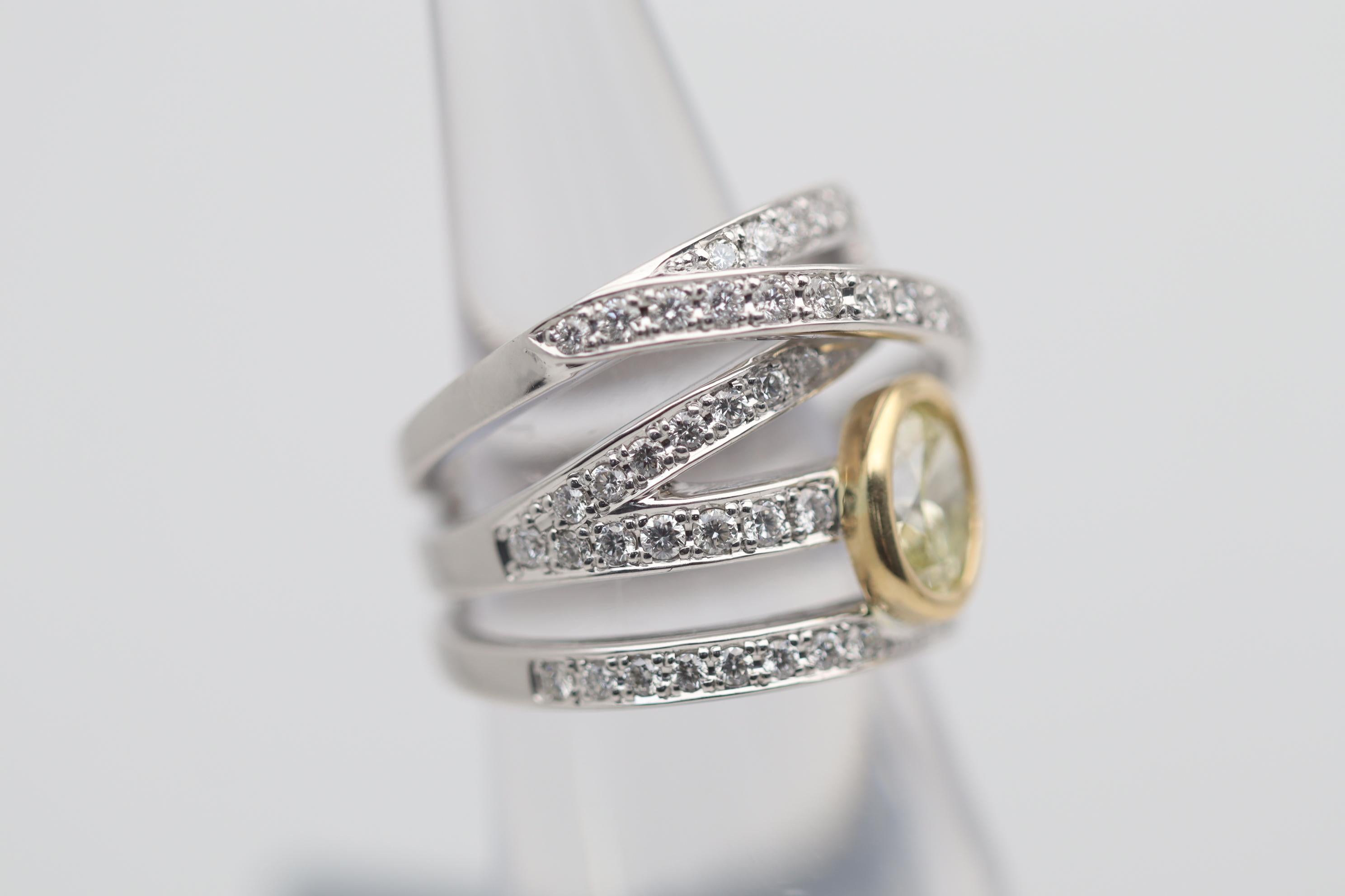 Taglio ovale Anello a fascia in oro e platino con diamanti bianchi e gialli fantasia in vendita