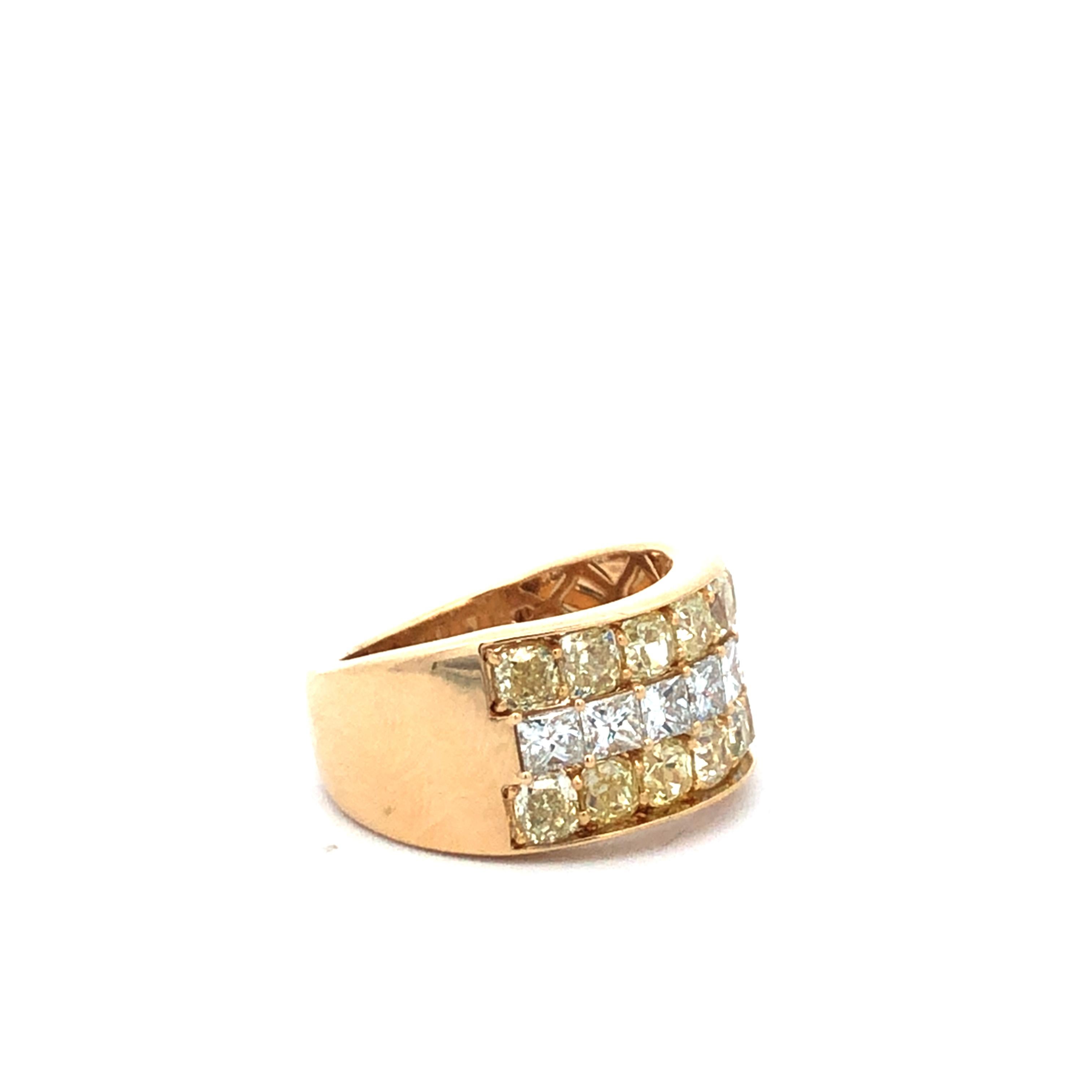 Este llamativo anillo es una pieza audaz, con una cautivadora mezcla de diamantes amarillos y blancos de fantasía. Elaborada en oro blanco de 18 quilates, la banda exhibe una deslumbrante variedad de piedras preciosas, con un total aproximado de