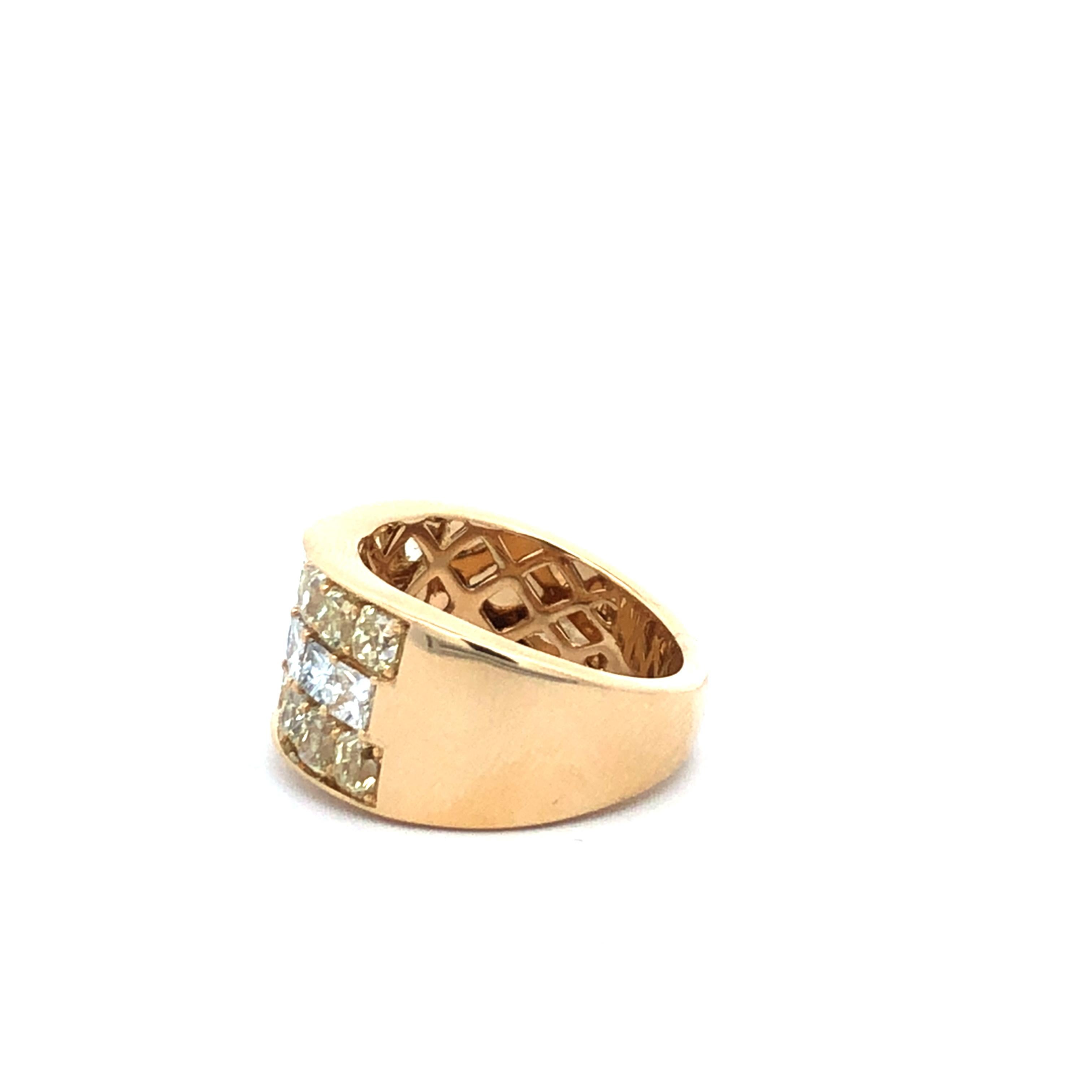 Anillo de Diamantes Amarillos y Blancos Fancy D3.71ct 18k wg Corte cojín en venta