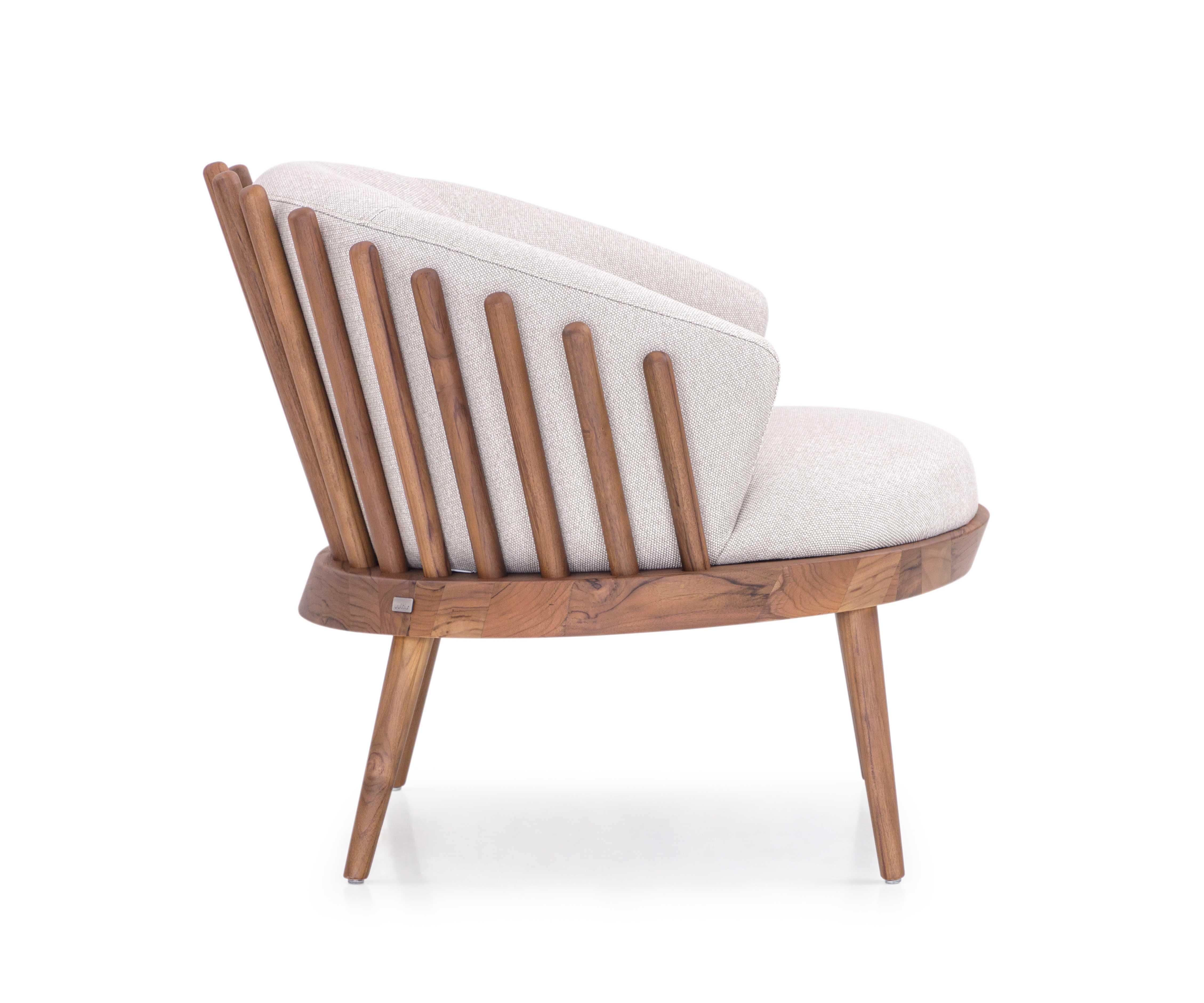 Fauteuil Fane conçu par Sérgio Batista pour Uultis en finition noyer et tissu beige clair. *Veuillez vérifier la disponibilité avant l'achat.

Le fauteuil Fane présente un mélange harmonieux de design sophistiqué et de confort fonctionnel, ce qui en