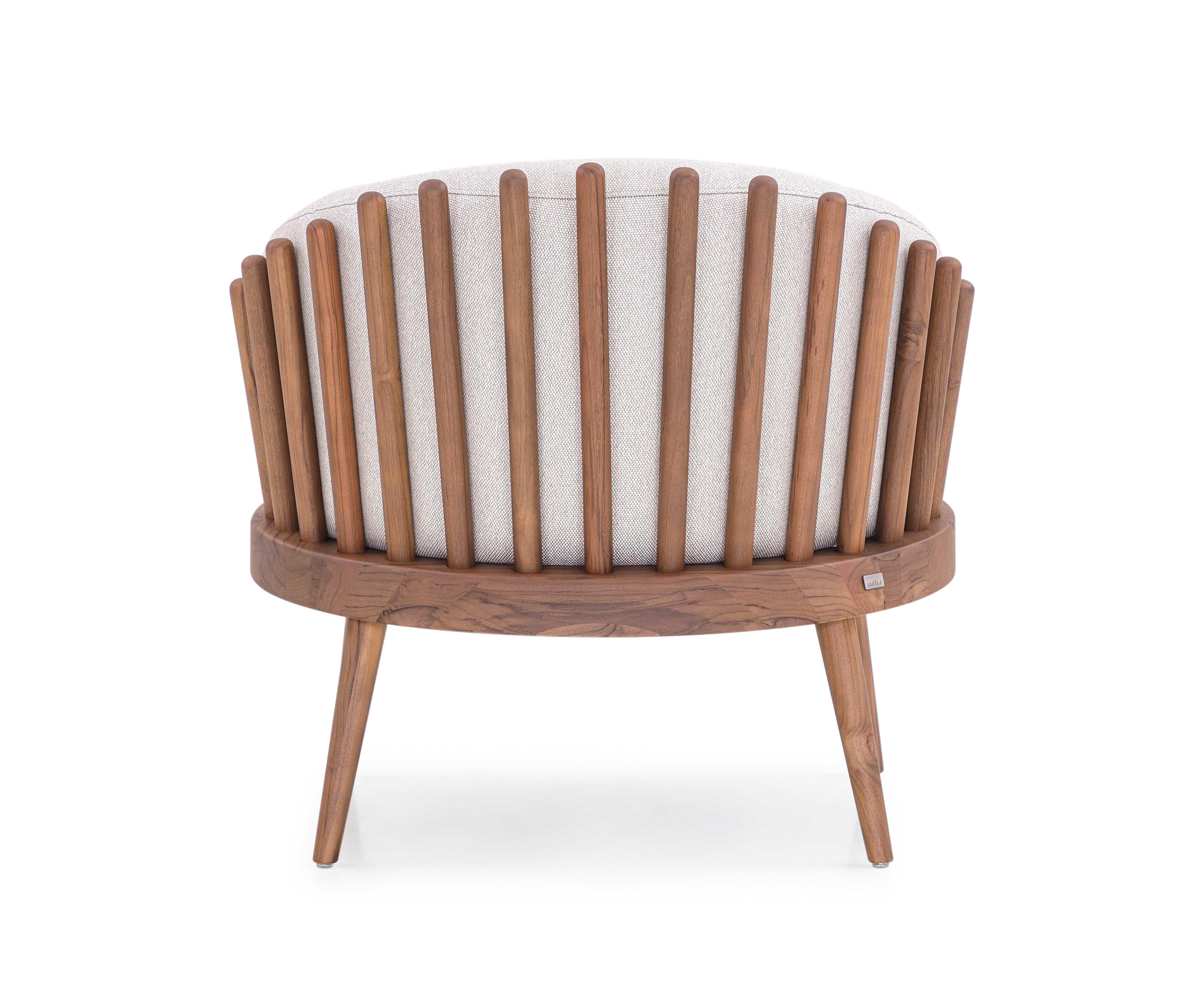 Tacheté Fauteuil personnalisable en noyer recouvert de tissu beige, collection Fane en vente