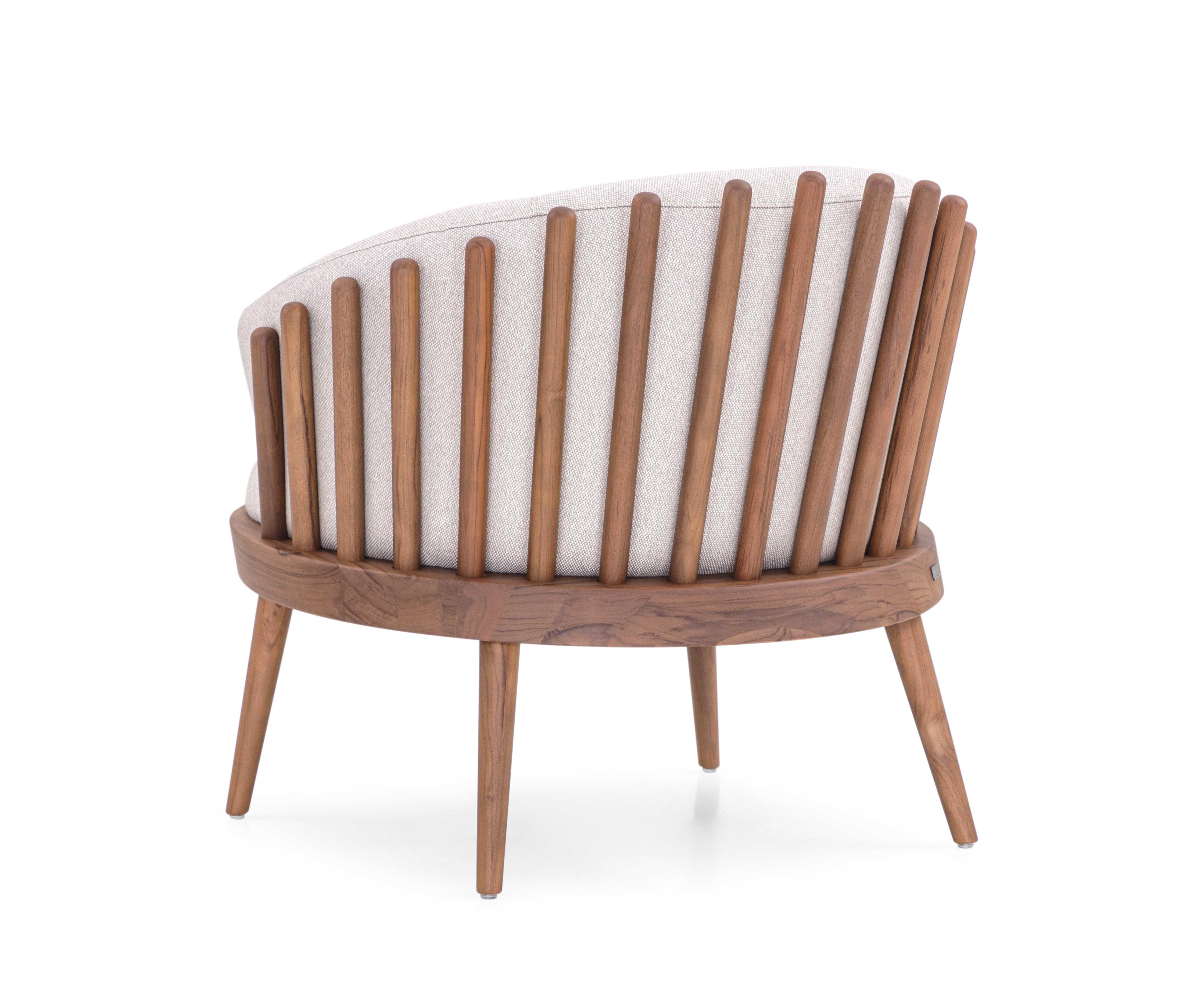 Fauteuil personnalisable en noyer recouvert de tissu beige, collection Fane Neuf - En vente à Miami, FL