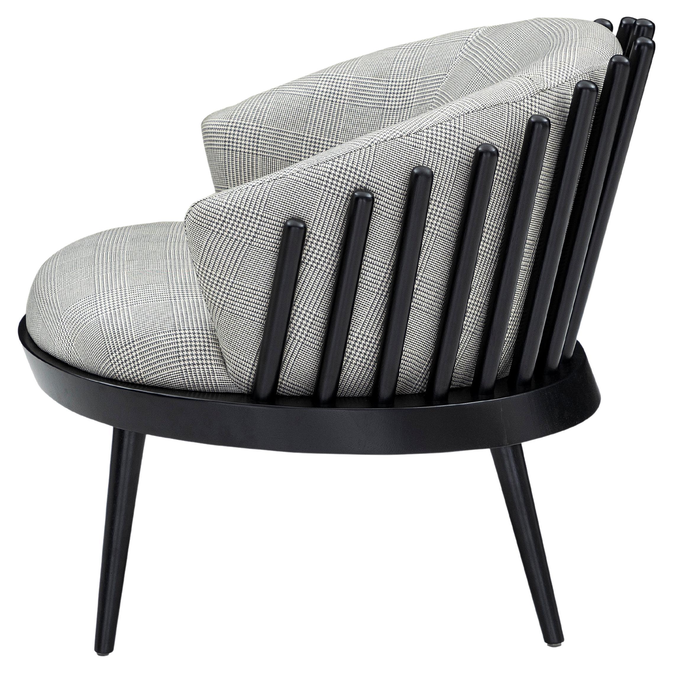Das Uultis Design Team hat diesen schönen Fane Sessel entworfen, der mit einem schönen und weichen Karostoff gepolstert ist und eine schwarze Holzoberfläche aufweist. Diese schöne Kreation bietet mit ihren Sitz- und Rückenkissen einen perfekten,