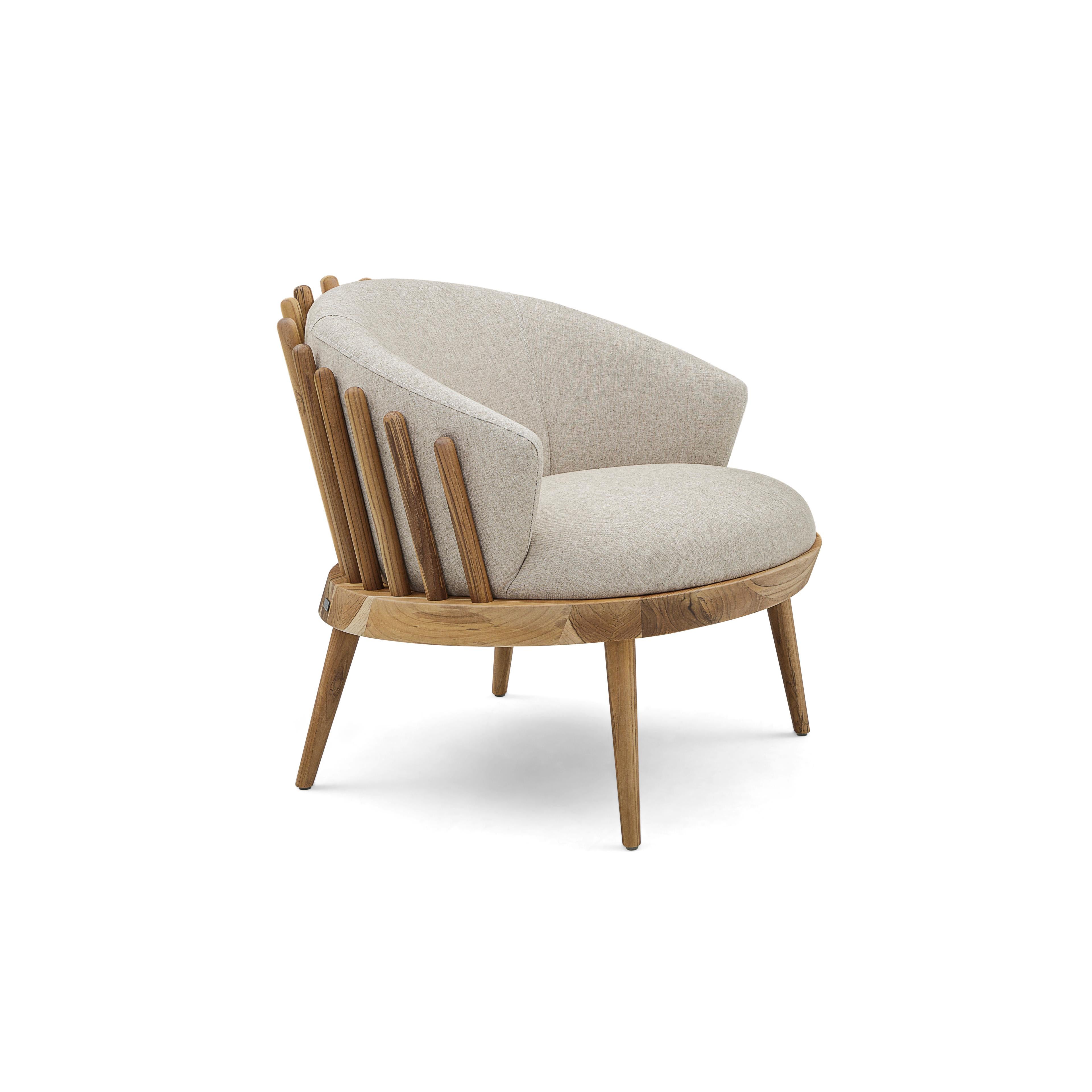 L'équipe de designers d'Uultis a créé ce magnifique fauteuil Fane, revêtu d'un beau et doux tissu ivoire, agrémenté d'une finition en bois de teck. Cette magnifique création offrira un espace confortable parfait avec son assise et son dossier