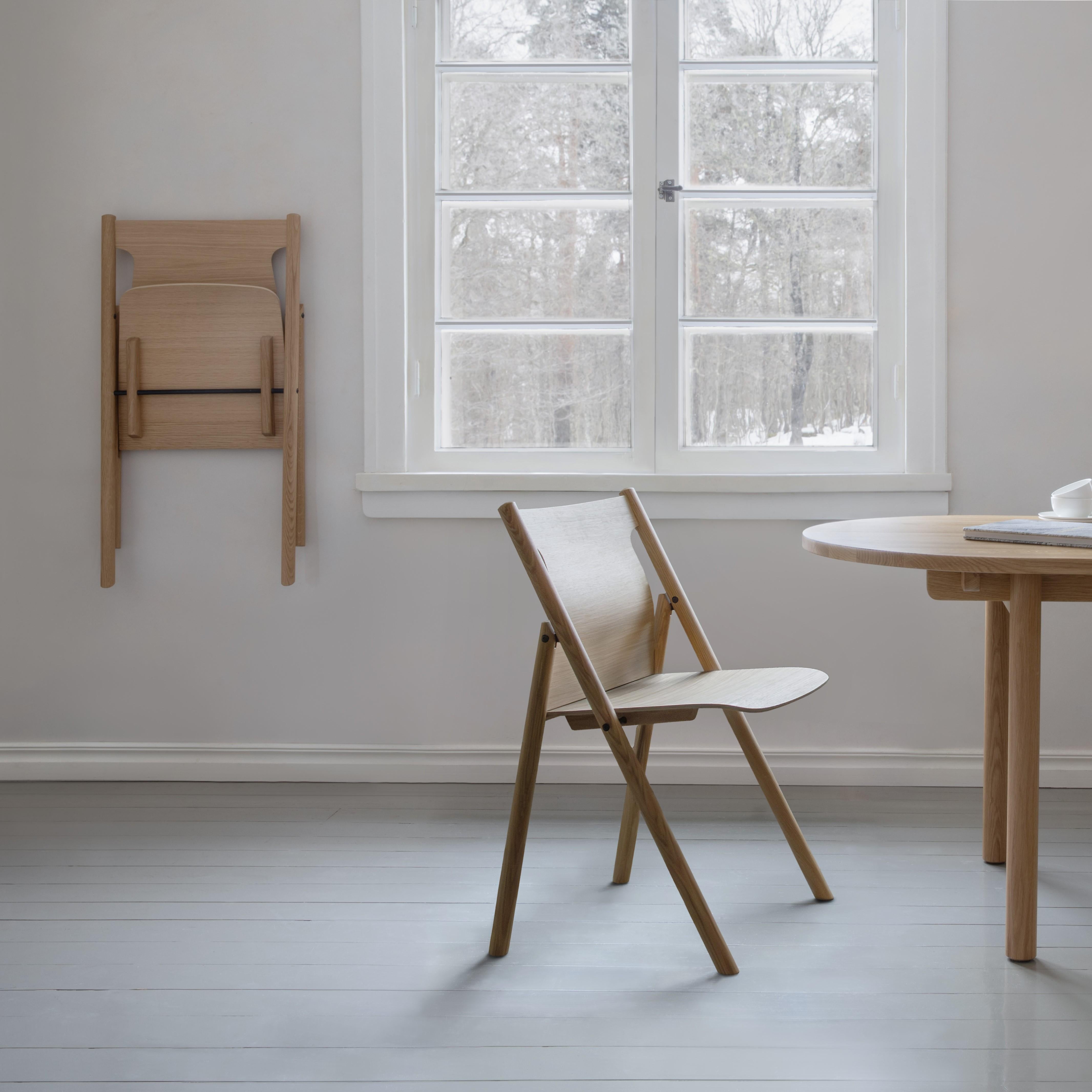 Der Klappstuhl Faneeri ist ein Beispiel für die Ausgewogenheit von Komfort und Leichtigkeit. Der Stuhl kann leicht verstaut werden, aber auch in seiner flachen Form sieht er elegant aus. Der Stuhl kann in Vertragsräumen verwendet werden, aber man