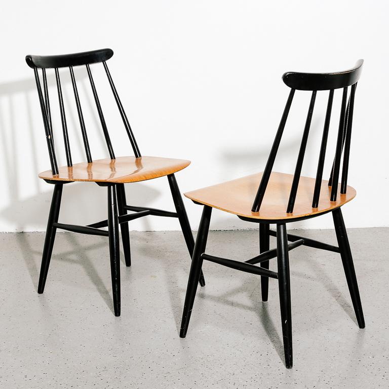'Fanett' side chairs designed by Ilmari Tapiovaara for Edsby Verken, Sweden. Black painted base and spindled back, molded mahogany plywood seat.

Measure: 17