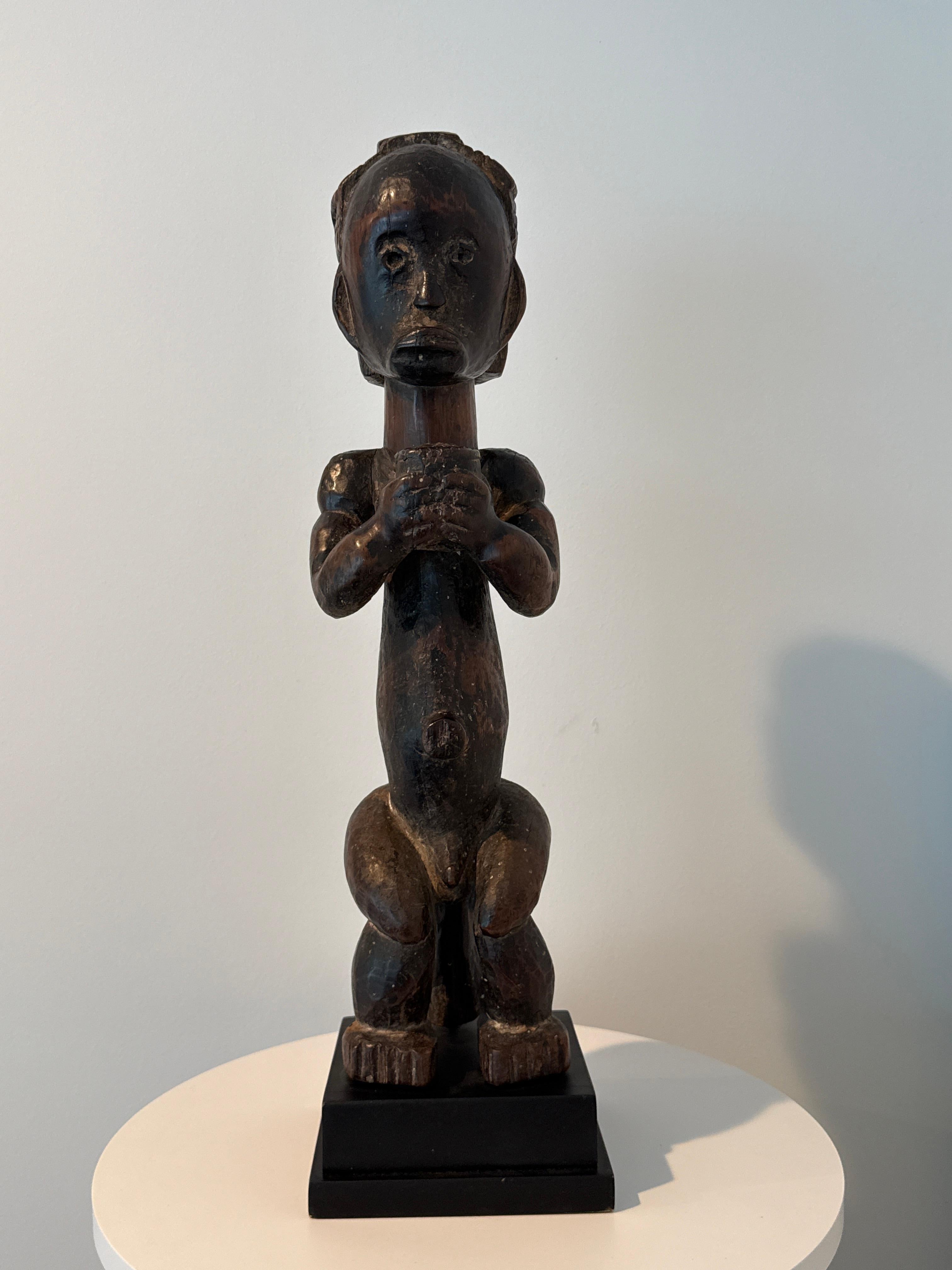 Tribal Art - Arte africana
Figura reliquiaria maschile Fang (stile Bieri), sottogruppo Fang-Betsi, Gabon, anni '50 ca.
Scolpita in legno duro, questa figura alta 19 pollici con una patina scura e molto bella, è in piedi in una posizione composta e
