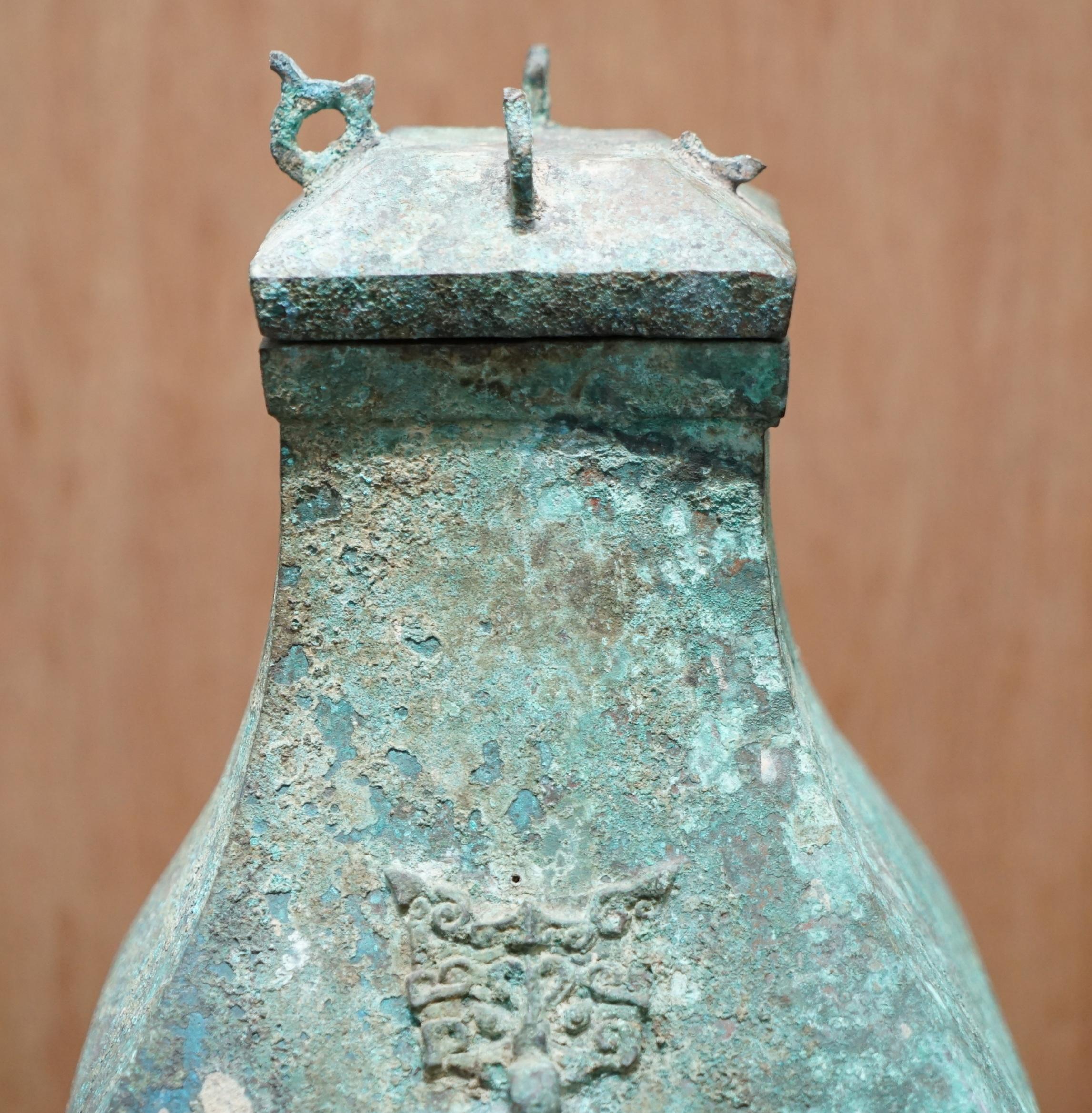 XVIIIe siècle et antérieur Fanghu Han Dynasty 206BC-220AD Chinese Bronze Ritual Wine Vessel Jug & Cover en vente