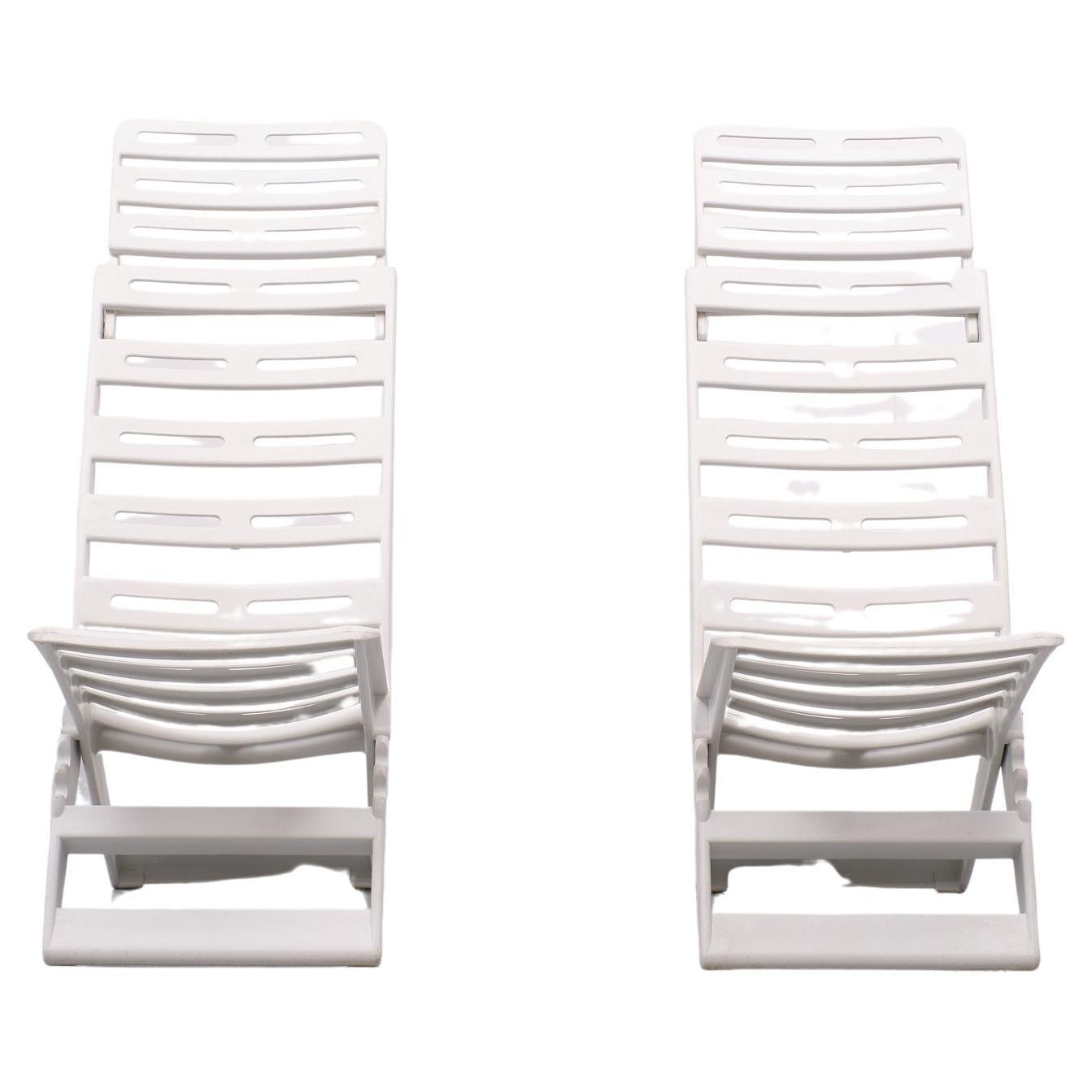Two plastic folding design chairs (type Maratea) produced by the Italian manufacturer Fanini Fain (Ascoli Piceno).
Suitable for indoor and outdoor use, for garden and tent.
Elegant, practical, comfortable, very strong, easy to carry and weather