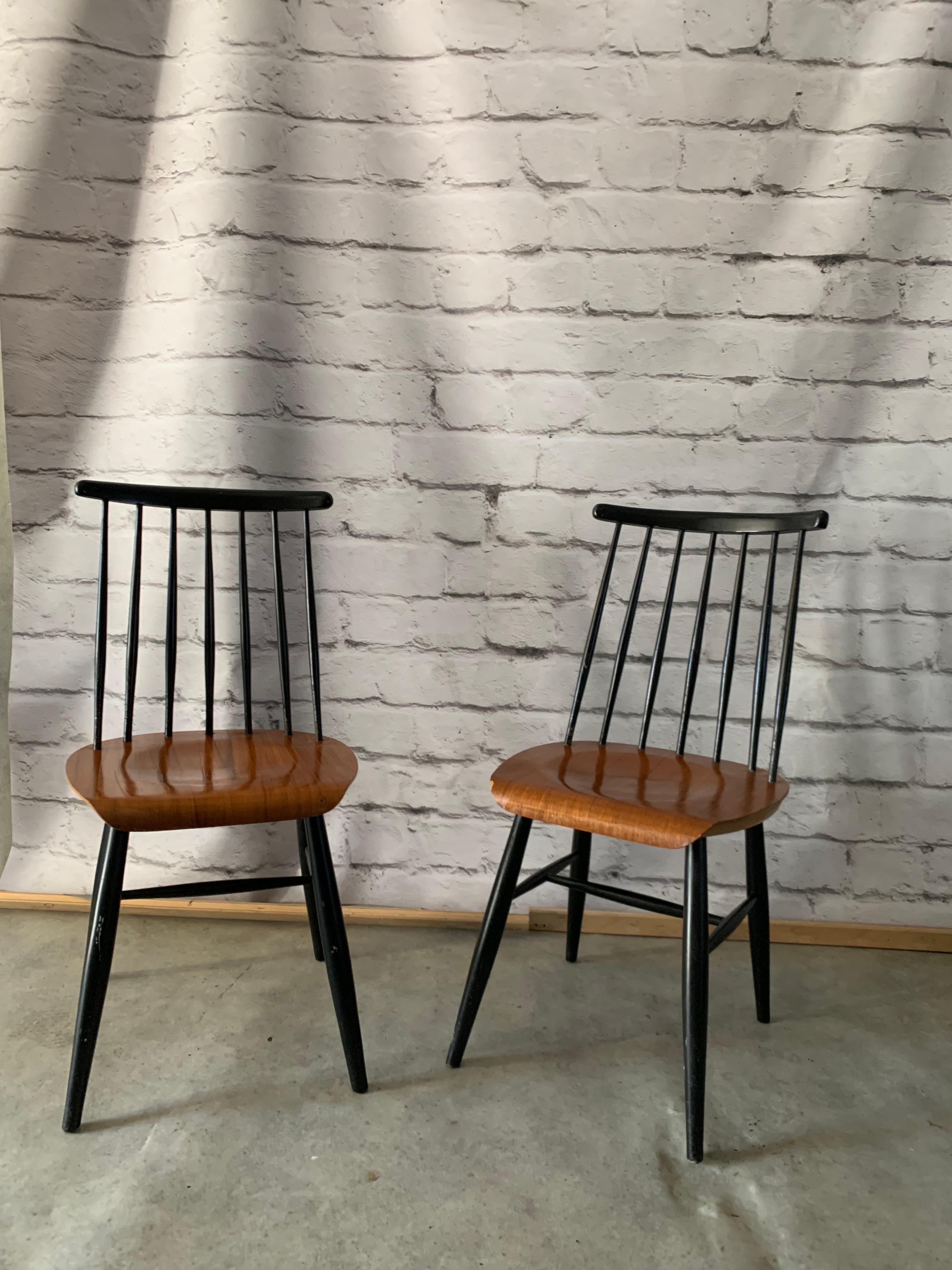 Set of 2 dining chairs made of teak plywood and black painted legs and spindle backs. Chairs are in good condition, slightly refreshed. No marking, but the chairs are identical to the chairs produced by the Komnik label, signed by the Finnish