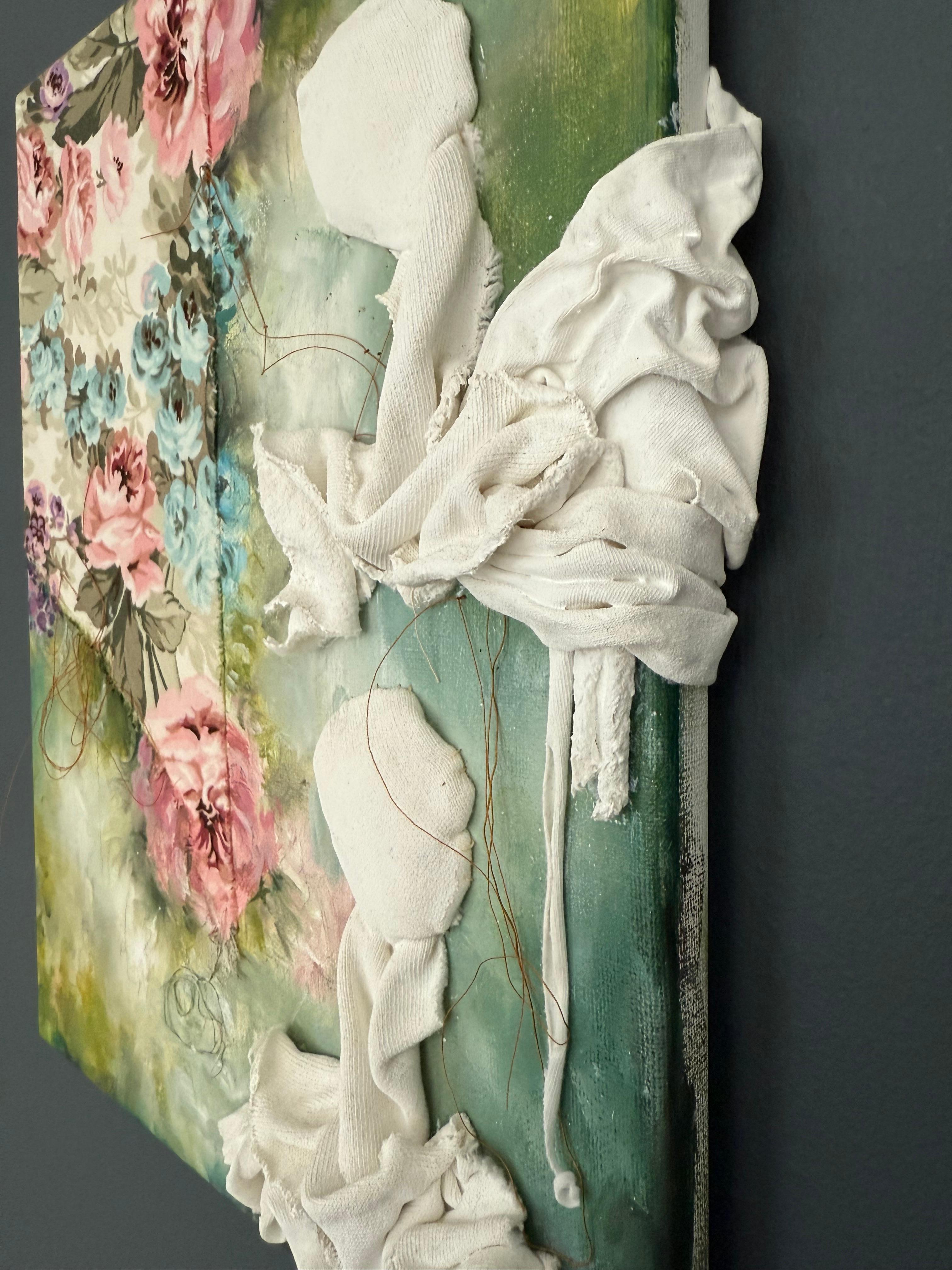 Faisant partie de la série Raw Renaissance, ces œuvres explorent l'intersection de la peinture et de la sculpture à travers un langage riche en textures. Les motifs floraux, qu'ils soient peints ou collés, évoquent un sentiment de beauté vintage, de