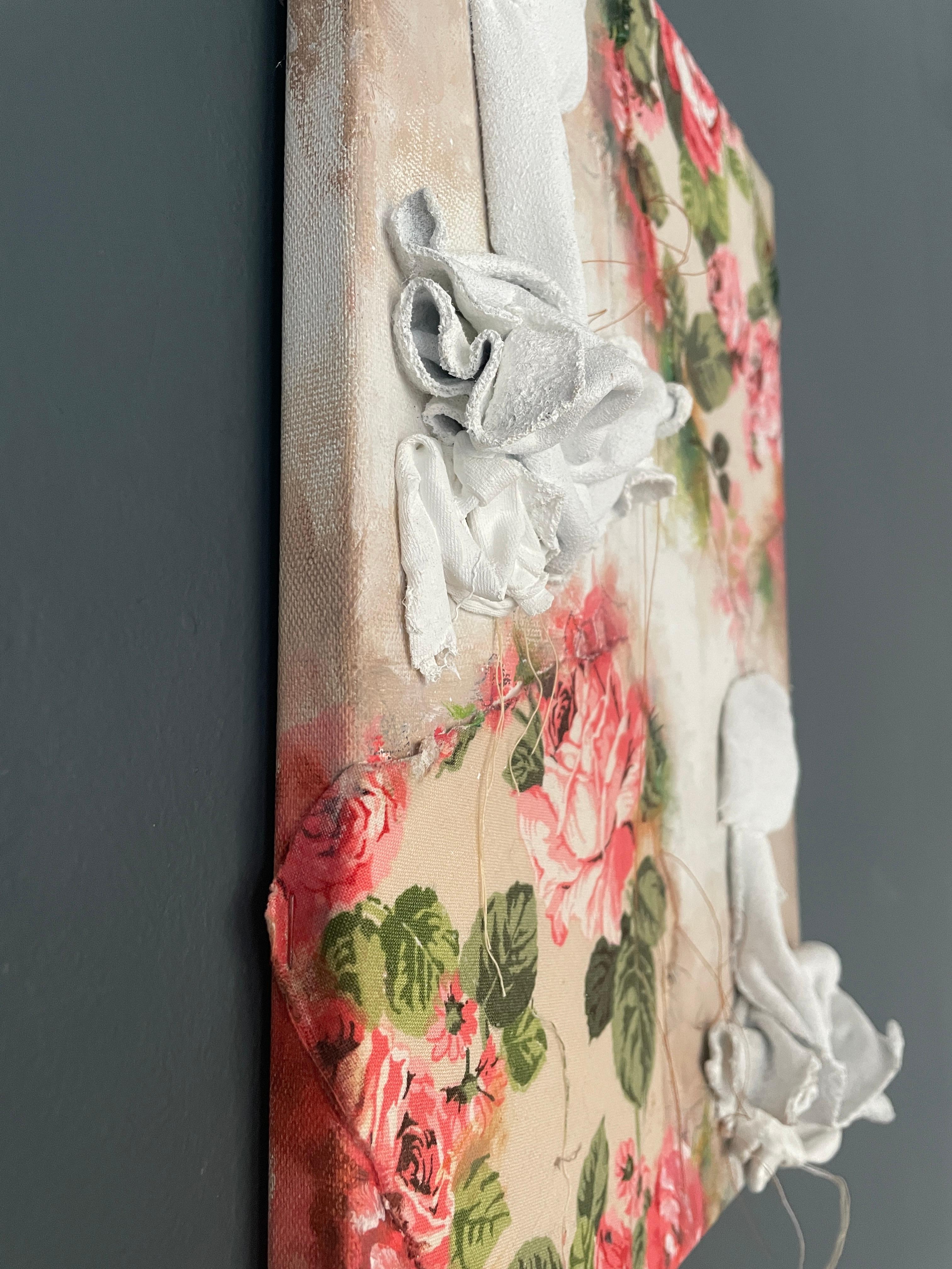 Faisant partie de la série Raw Renaissance, ces œuvres explorent l'intersection de la peinture et de la sculpture à travers un langage riche en textures. Les motifs floraux, qu'ils soient peints ou collés, évoquent un sentiment de beauté vintage, de