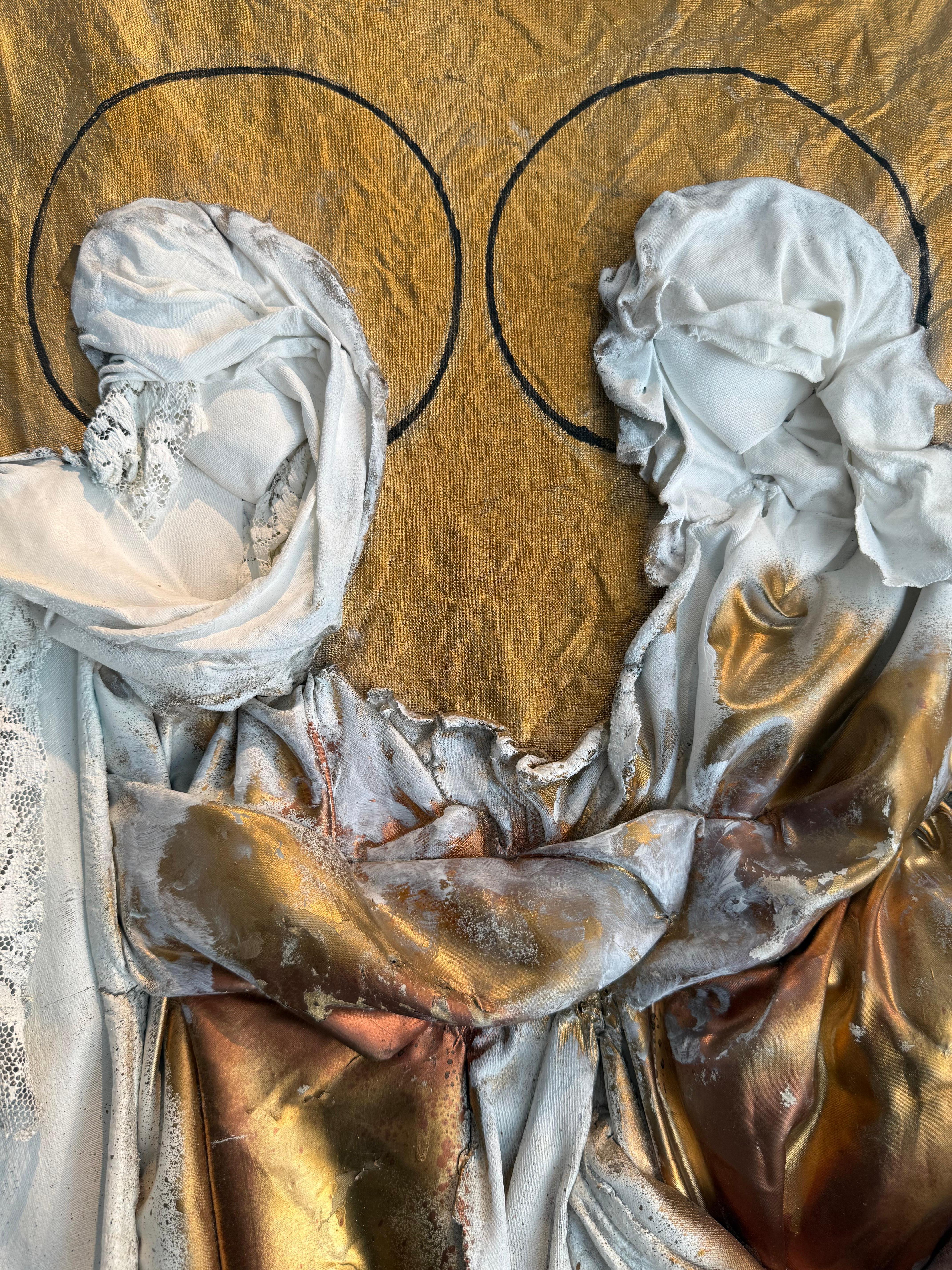 In The Visit, Fanni Kopacsi reimmagina il dipinto del XVI secolo La Visitazione di Jakob e/o Hans Strüb attraverso una lente contemporanea cruda e profondamente tattile. Creata con tessuto riciclato, acrilico e vernice spray, l'opera rompe il