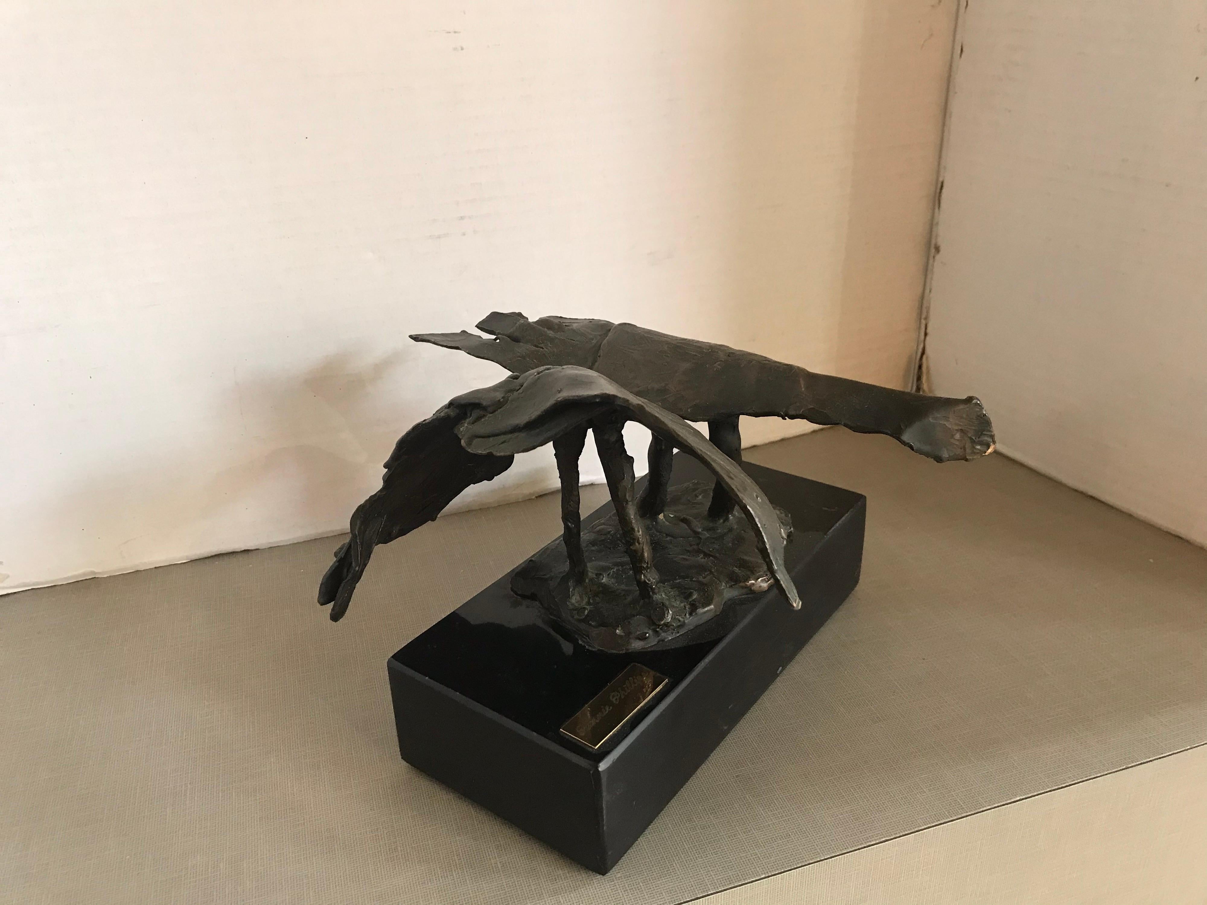 Dies ist eine schwere abstrakte Bronze? Metallskulptur eines Vogelpaares von Fannie Phillips, beschriftet auf einer Messingplatte auf einem Steinpodest.