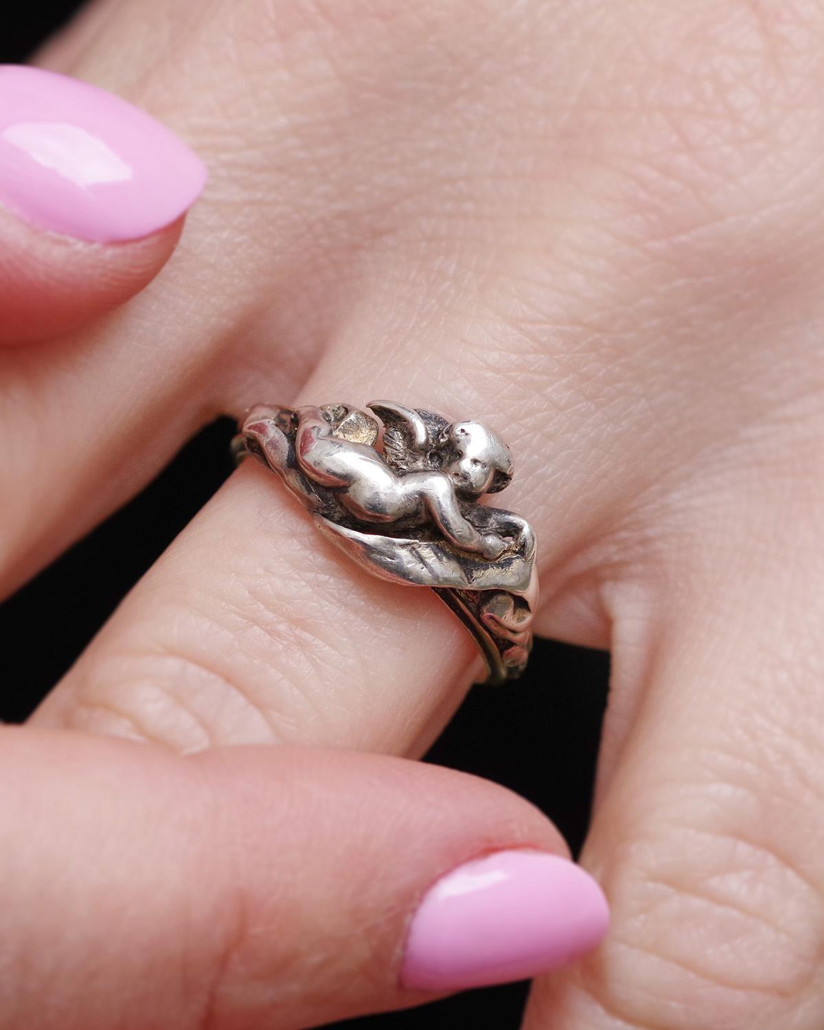 Signed Fannière Frères angel ring in 18 karat gold and silver, circa 1870 France In Good Condition For Sale In PARIS, FR