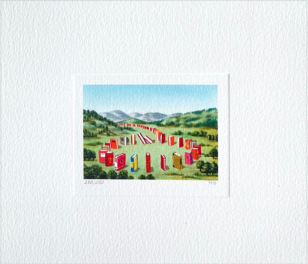 Book CIRCLE Signierte Lithographie, Mini- Surreale Grüne Landschaft, Rote Bücherberge, Buchstützen – Print von Fanny Brennan