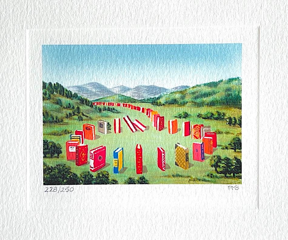 Fanny Brennan Landscape Print – Book CIRCLE Signierte Lithographie, Mini- Surreale Grüne Landschaft, Rote Bücherberge, Buchstützen