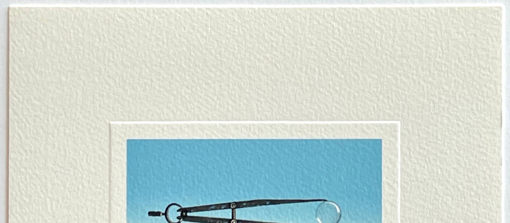 BUBBLE Litografia firmata Paesaggio surreale Strumento da disegno vintage, cielo blu, sabbia in vendita 2